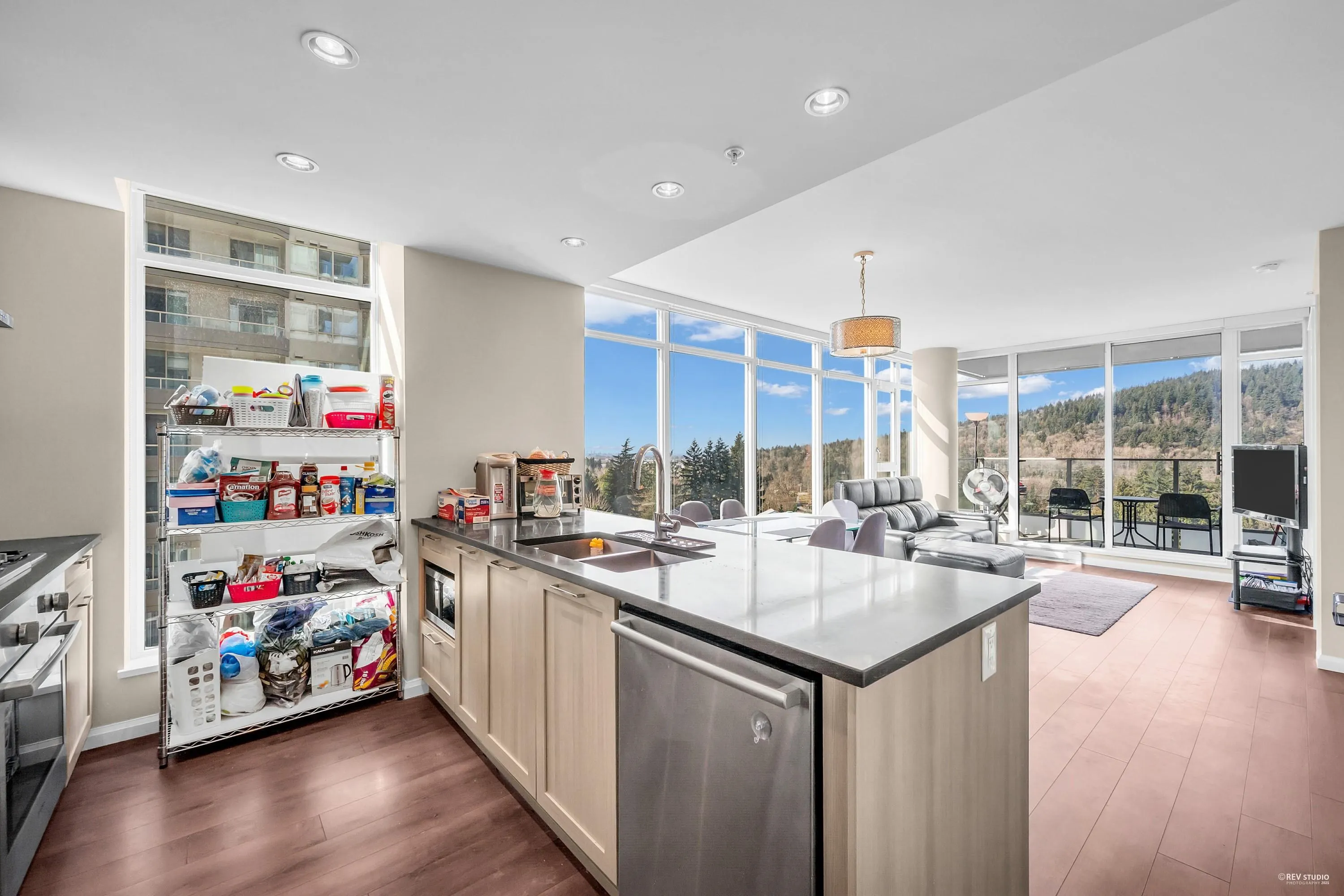 1002 520 Como Lake Avenue