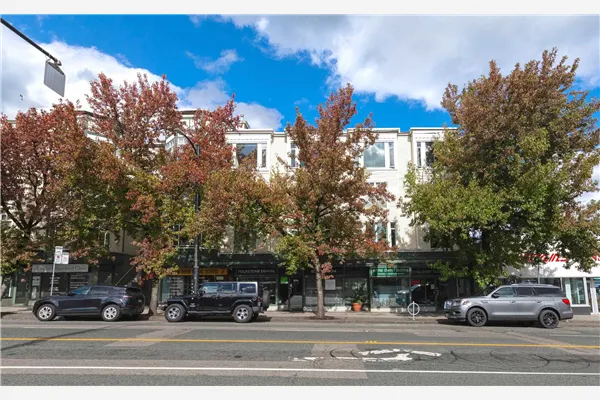 215 3727 W 10th Avenue