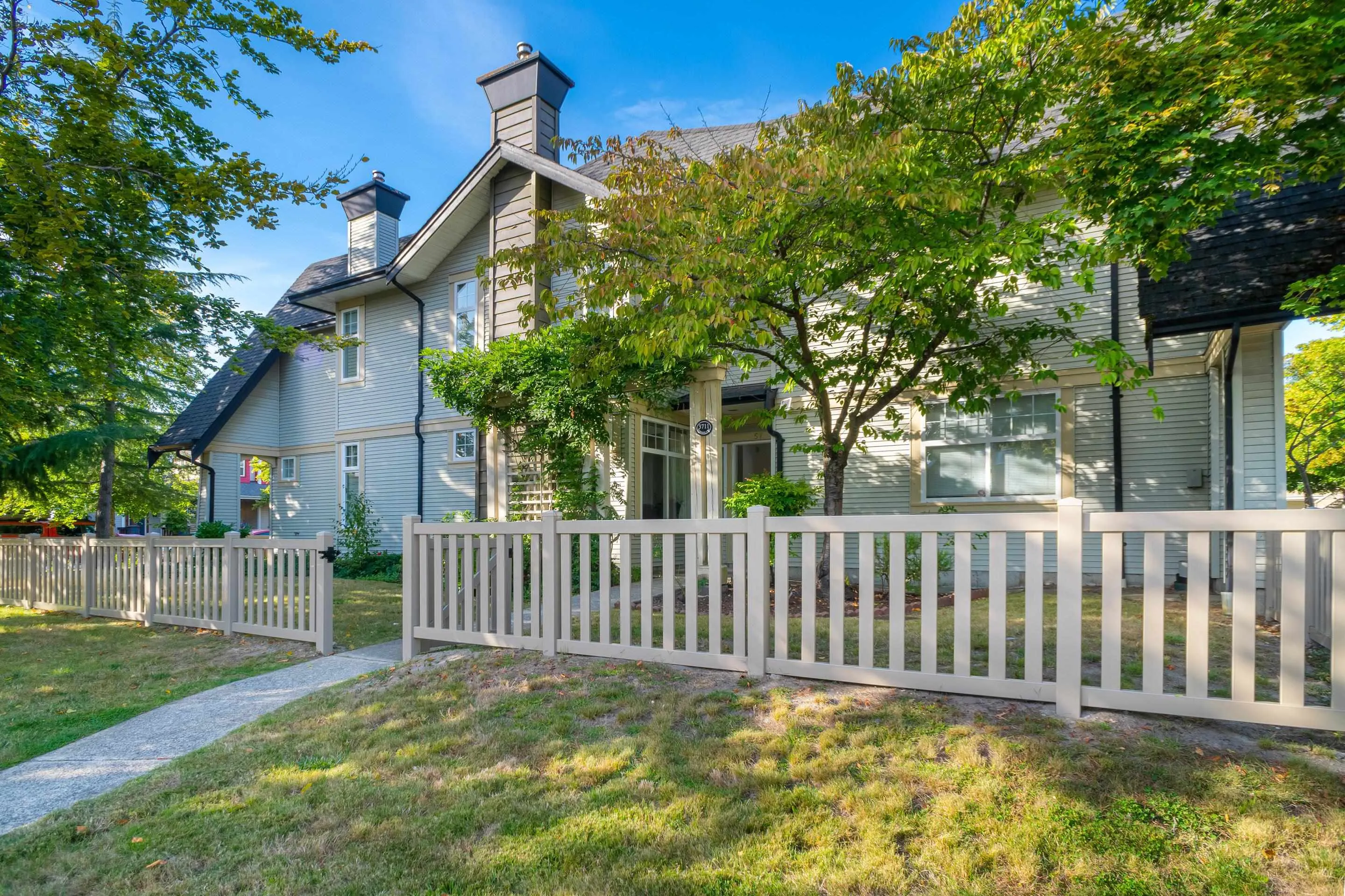 57 3711 Robson Court