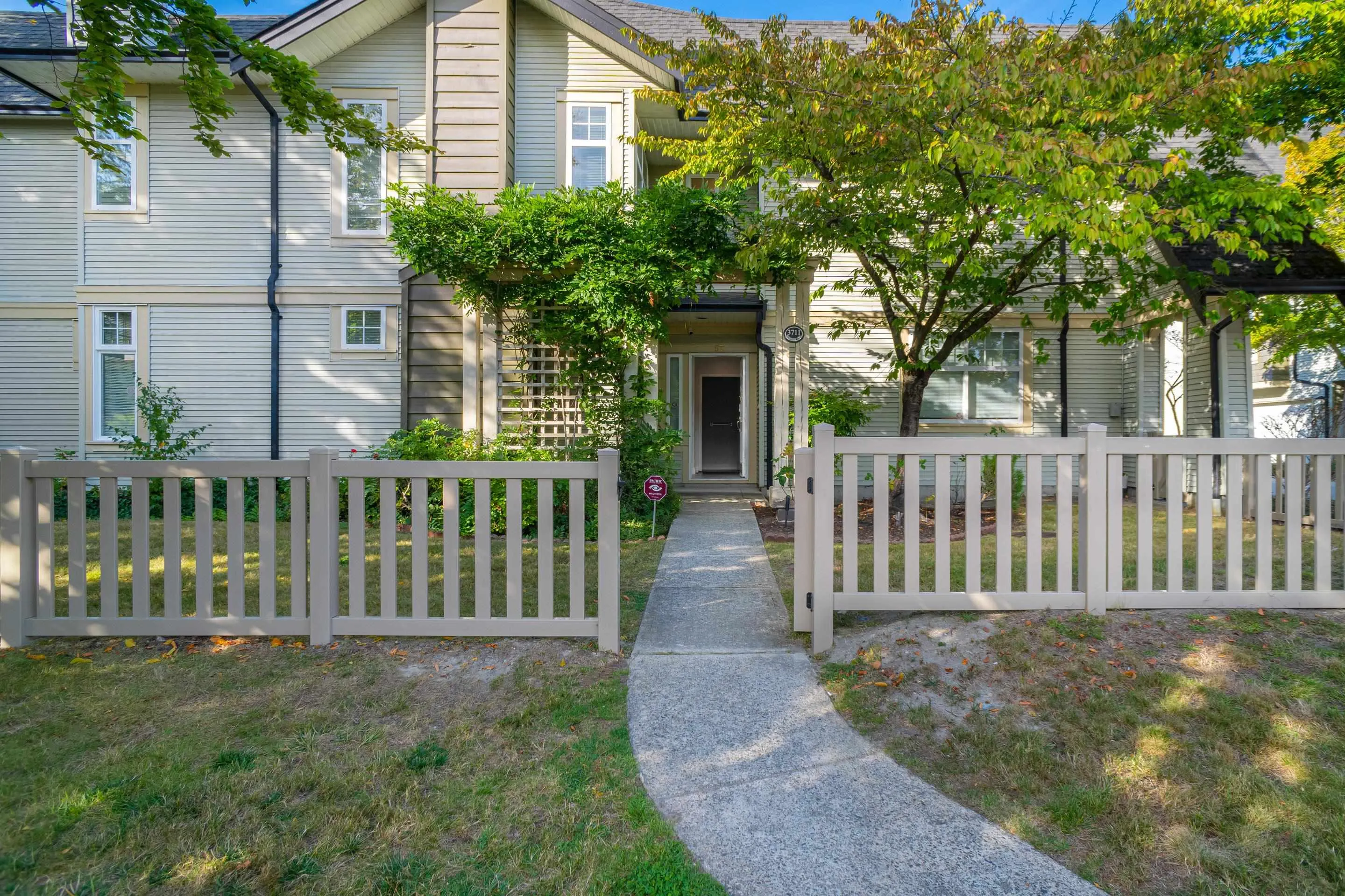 57 3711 Robson Court