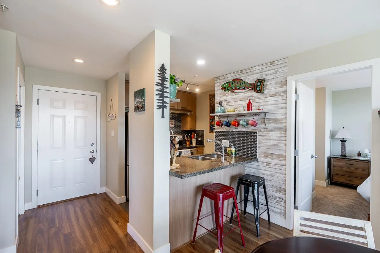 PH2 3255 Smith Avenue
