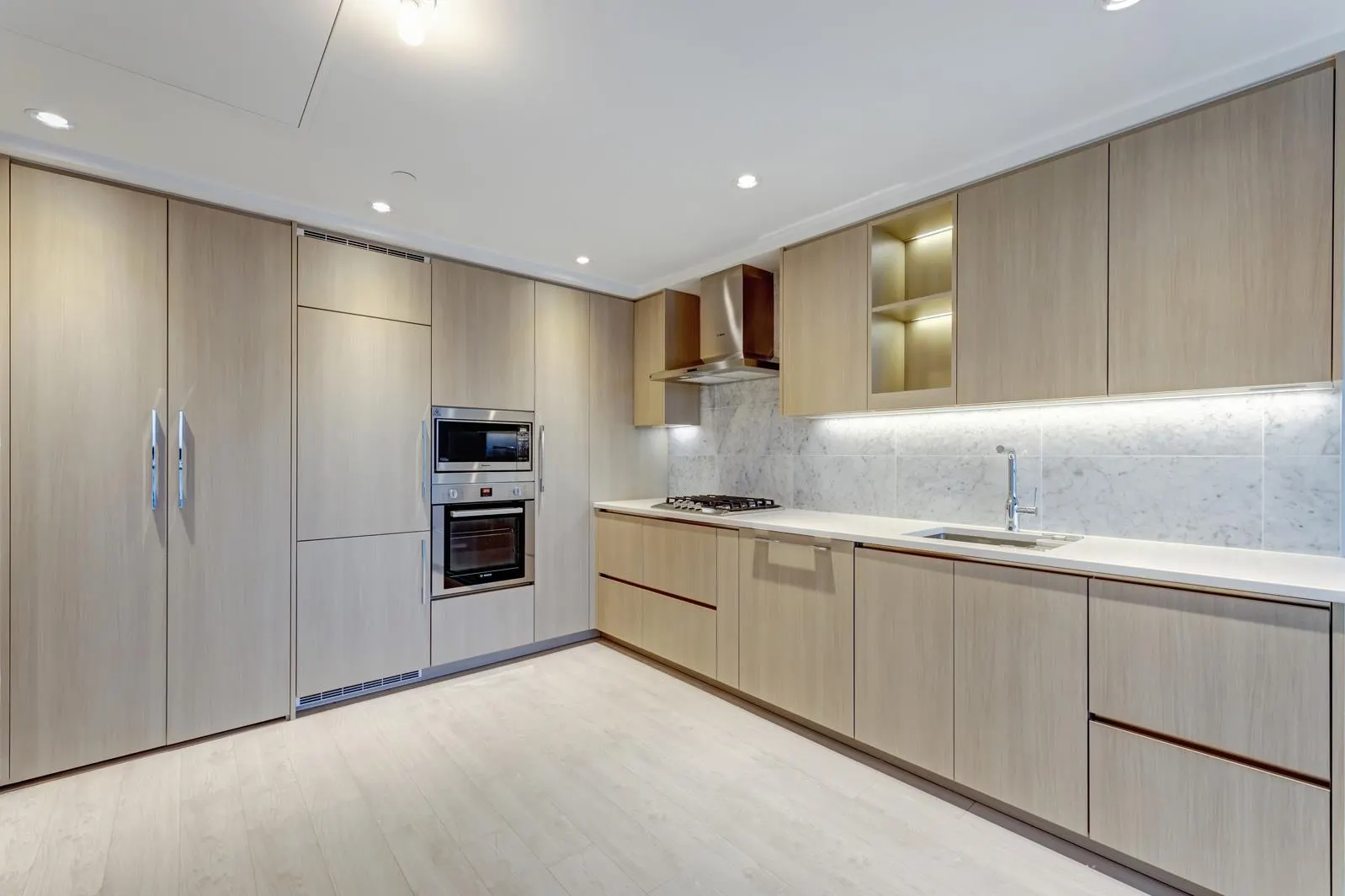 11XX 4720 Lougheed Highway