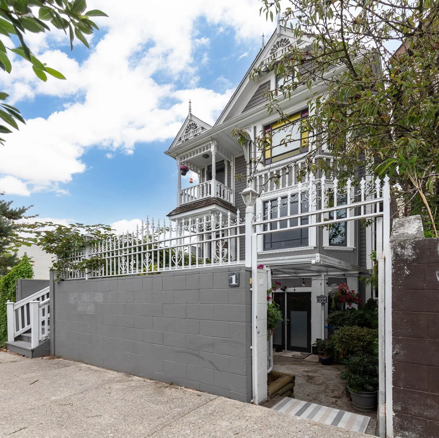 1 451 E Pender Street