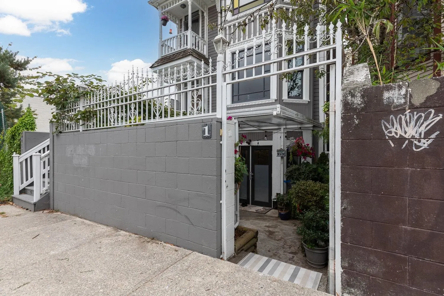 1 451 E Pender Street