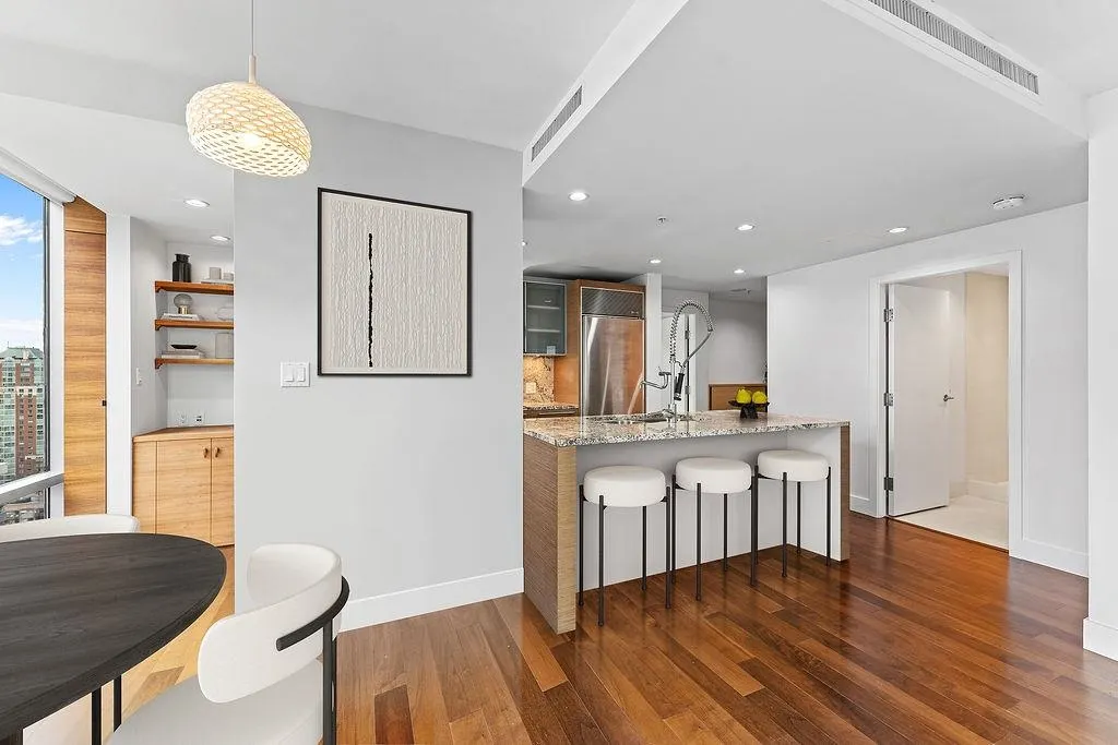 2505 1111 Alberni Street