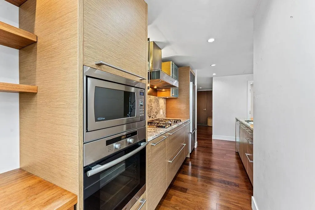 2505 1111 Alberni Street