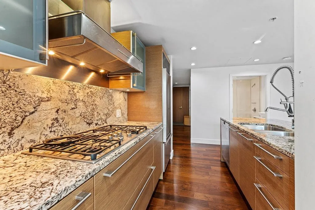 2505 1111 Alberni Street