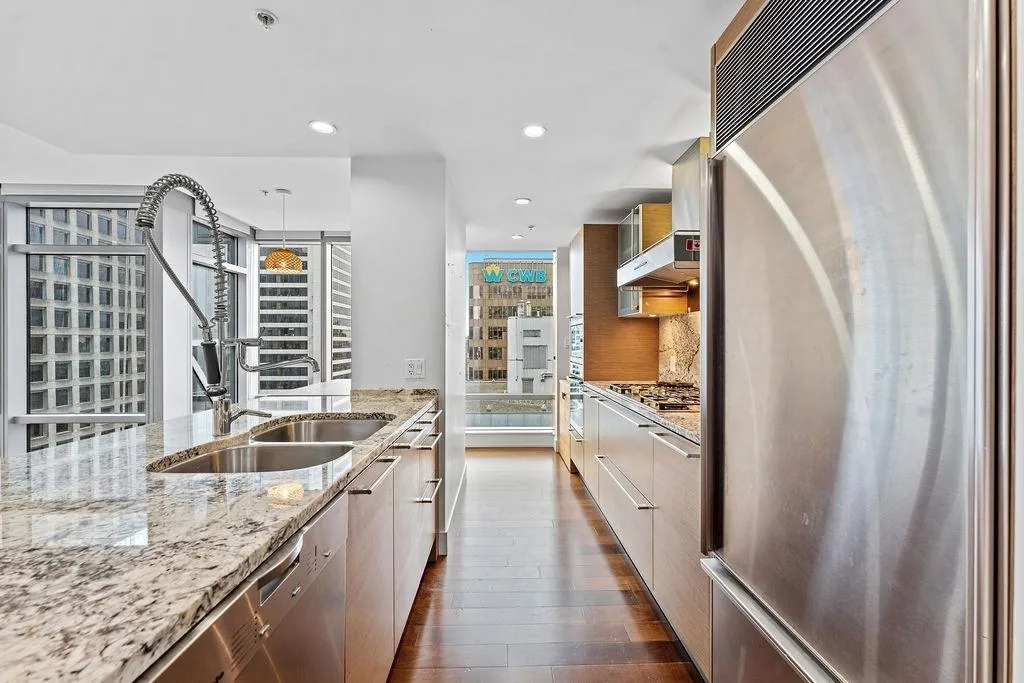 2505 1111 Alberni Street