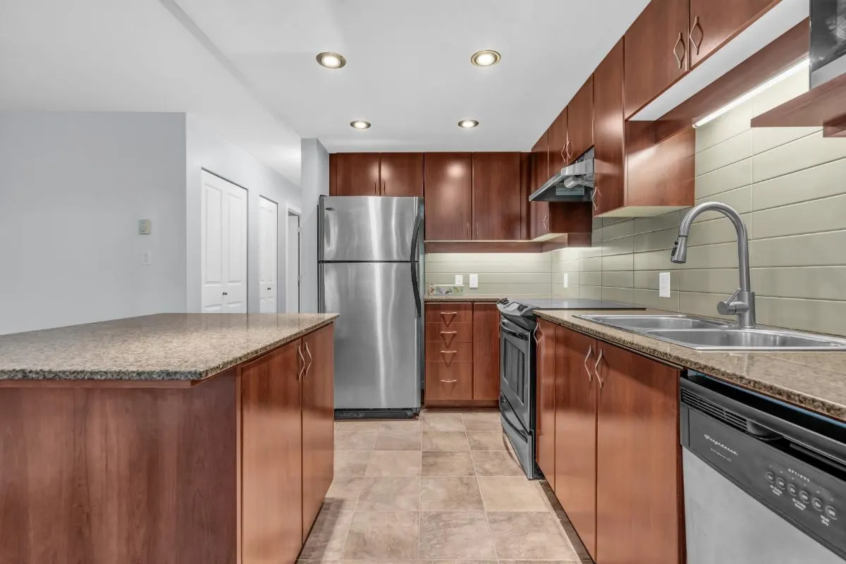 2xx 9232 University Crescent