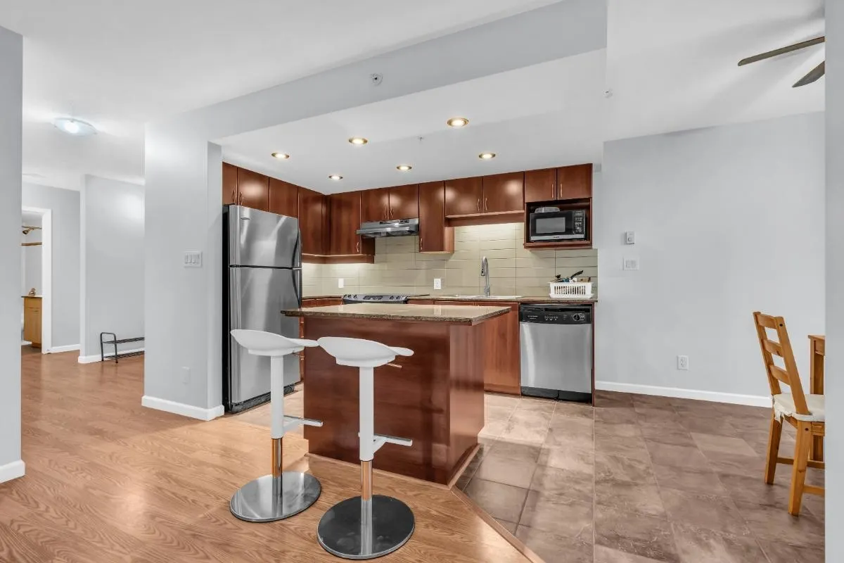 2xx 9232 University Crescent