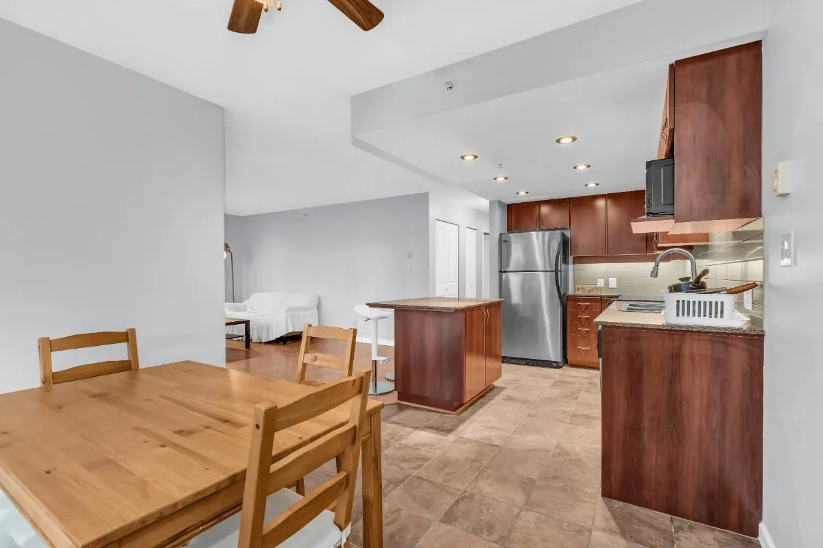 2xx 9232 University Crescent