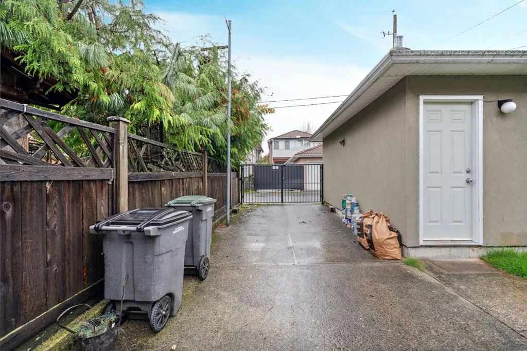 Ground 2521 Parker Street