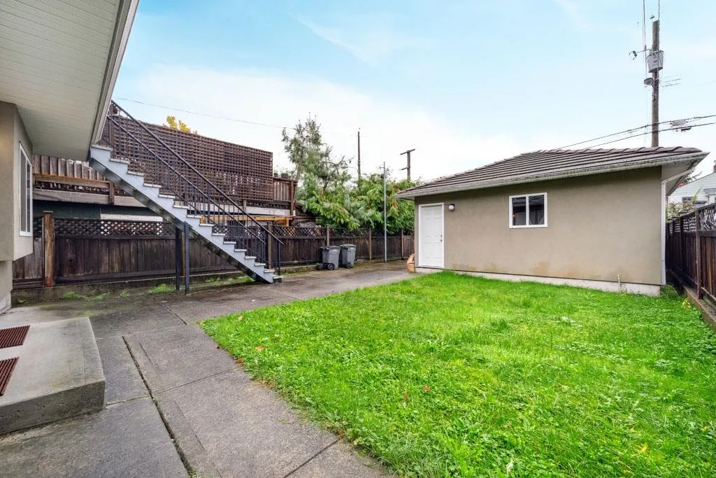 Ground 2521 Parker Street