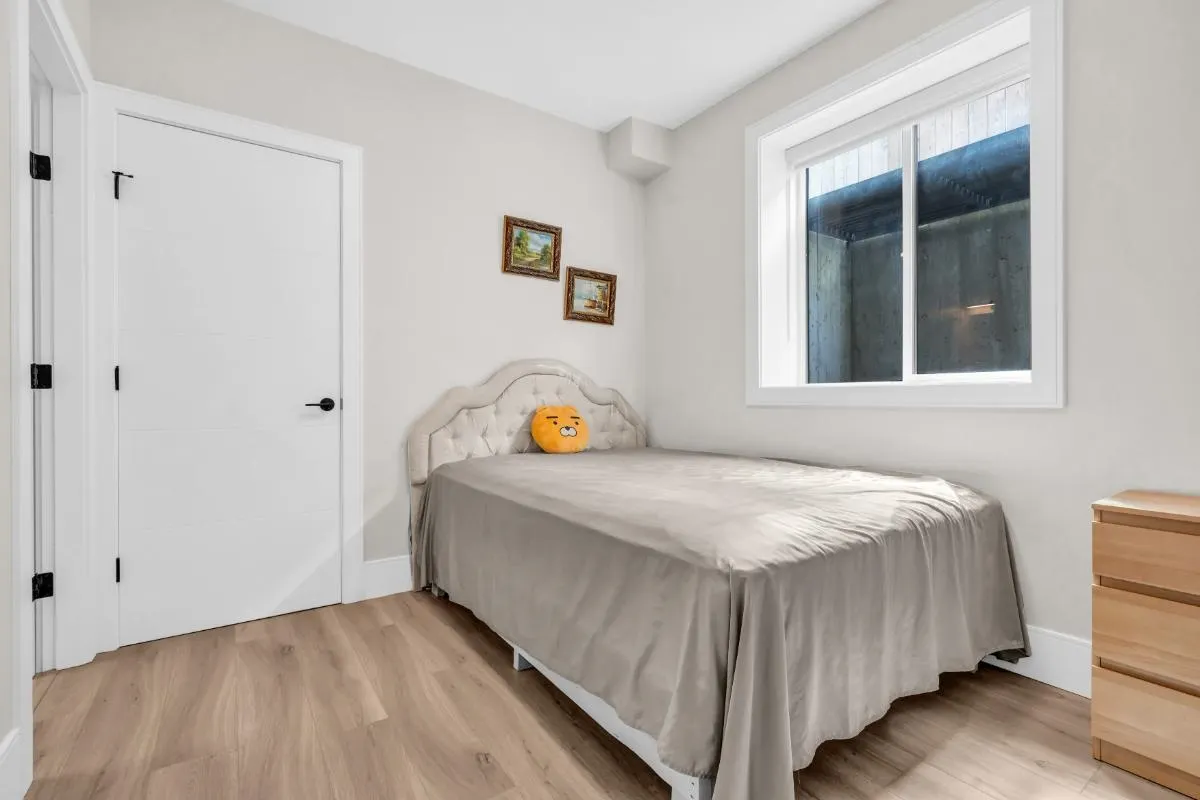 1BR 6376 Burns Street
