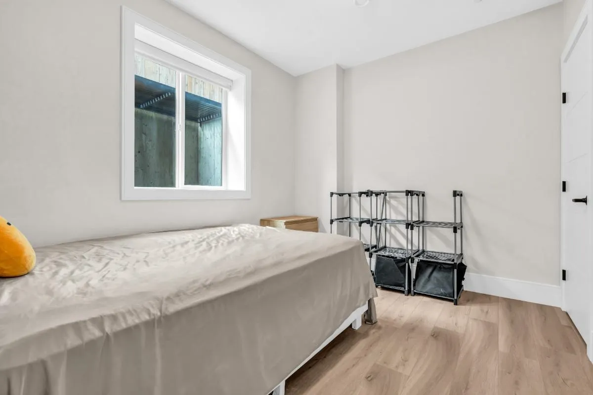 1BR 6376 Burns Street