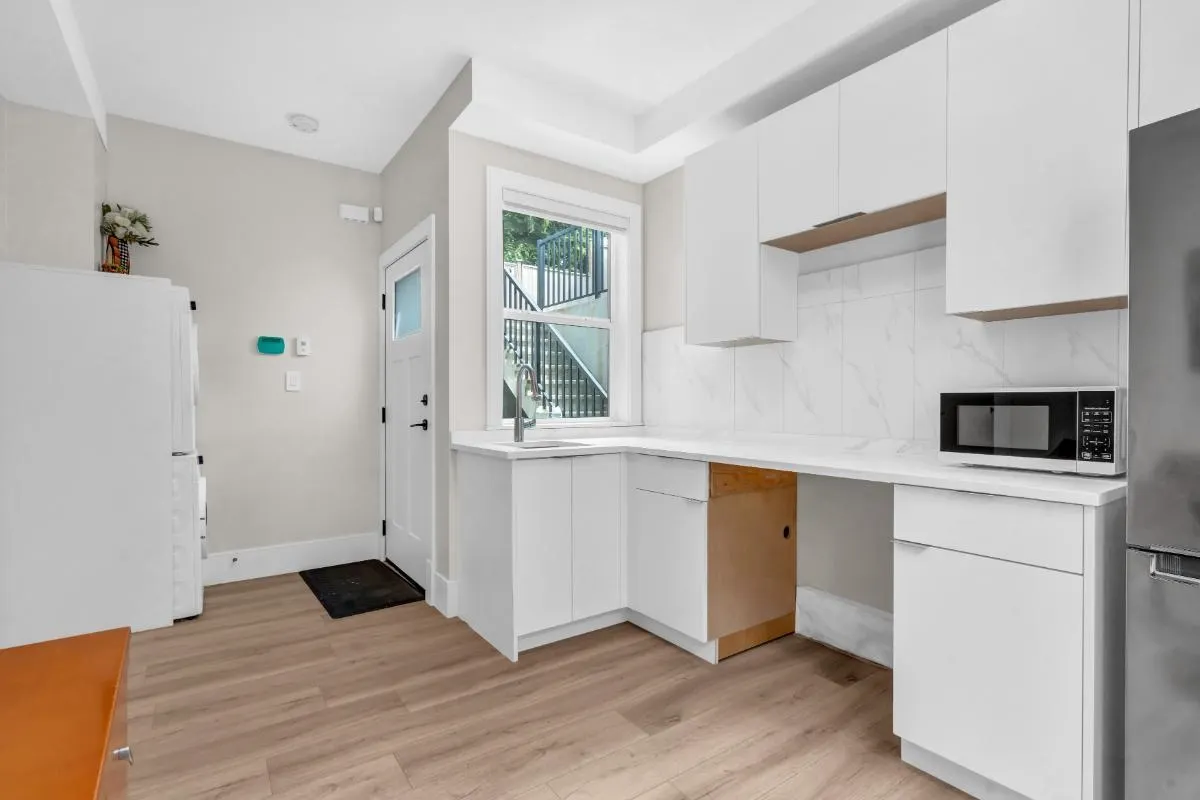1BR 6376 Burns Street