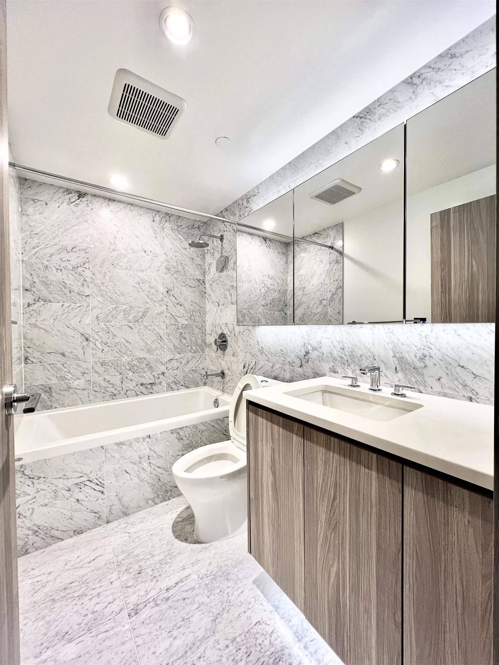 2510 4730 Lougheed Highway