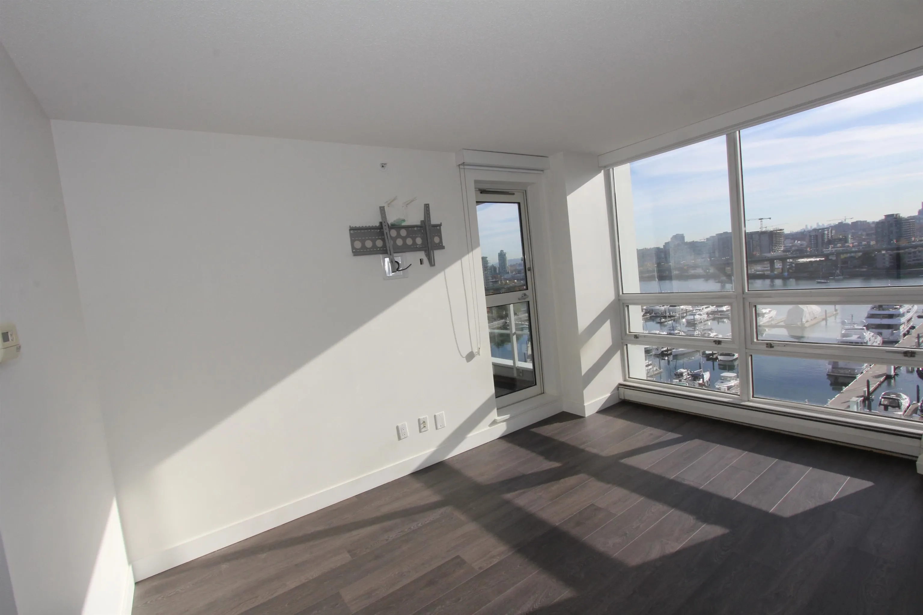 1105 1201 Marinaside Crescent