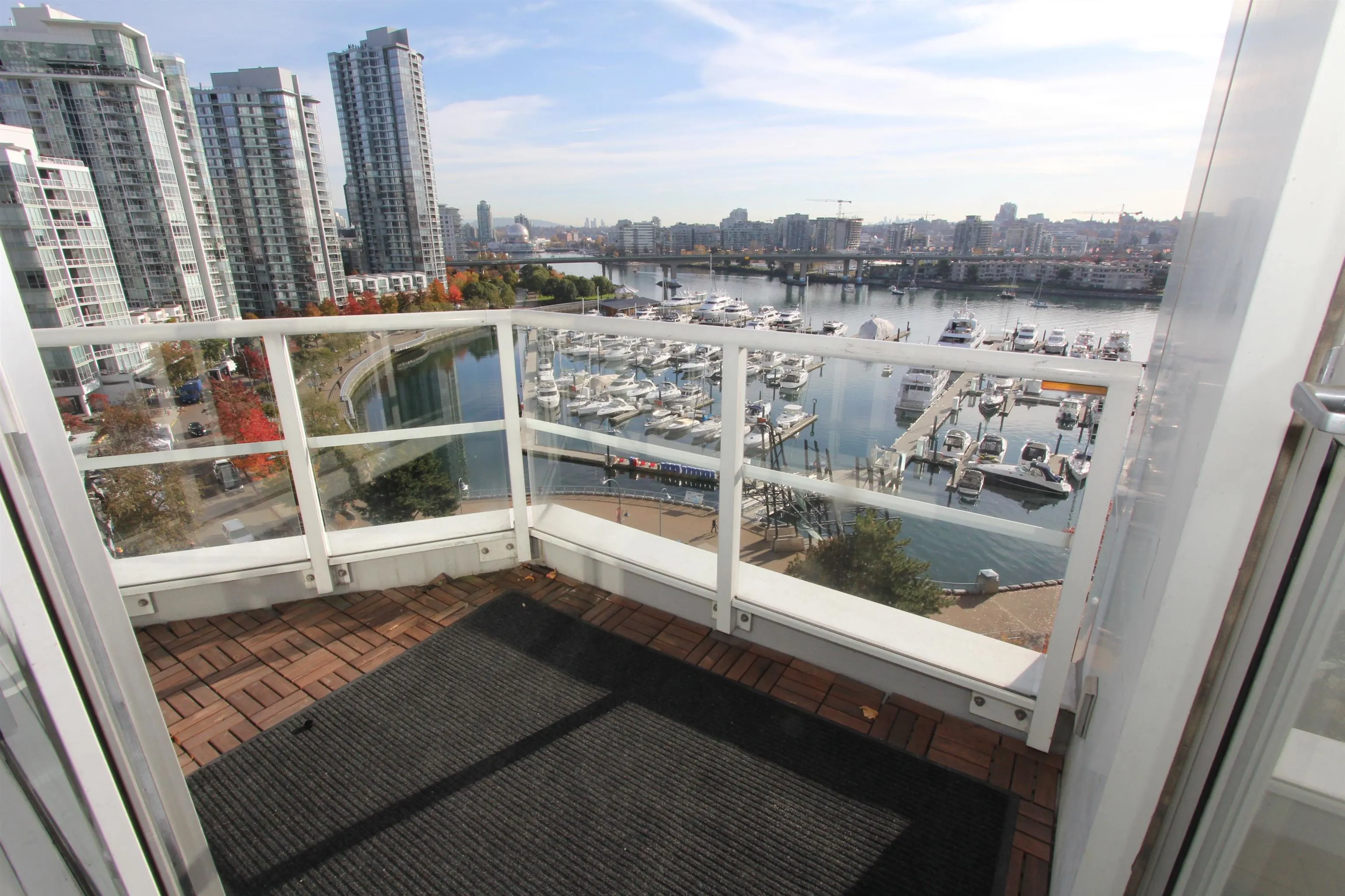 1105 1201 Marinaside Crescent