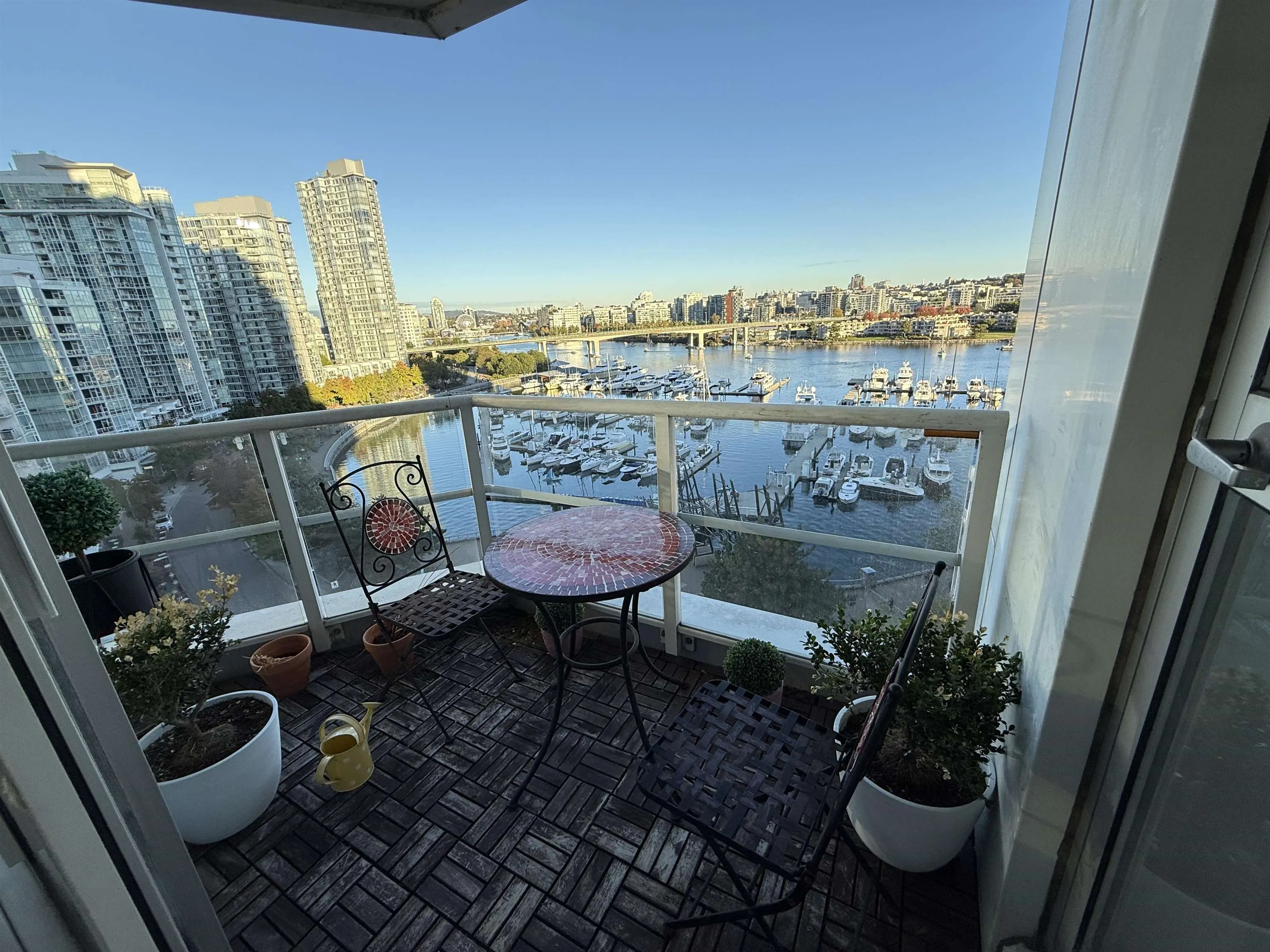 1105 1201 Marinaside Crescent