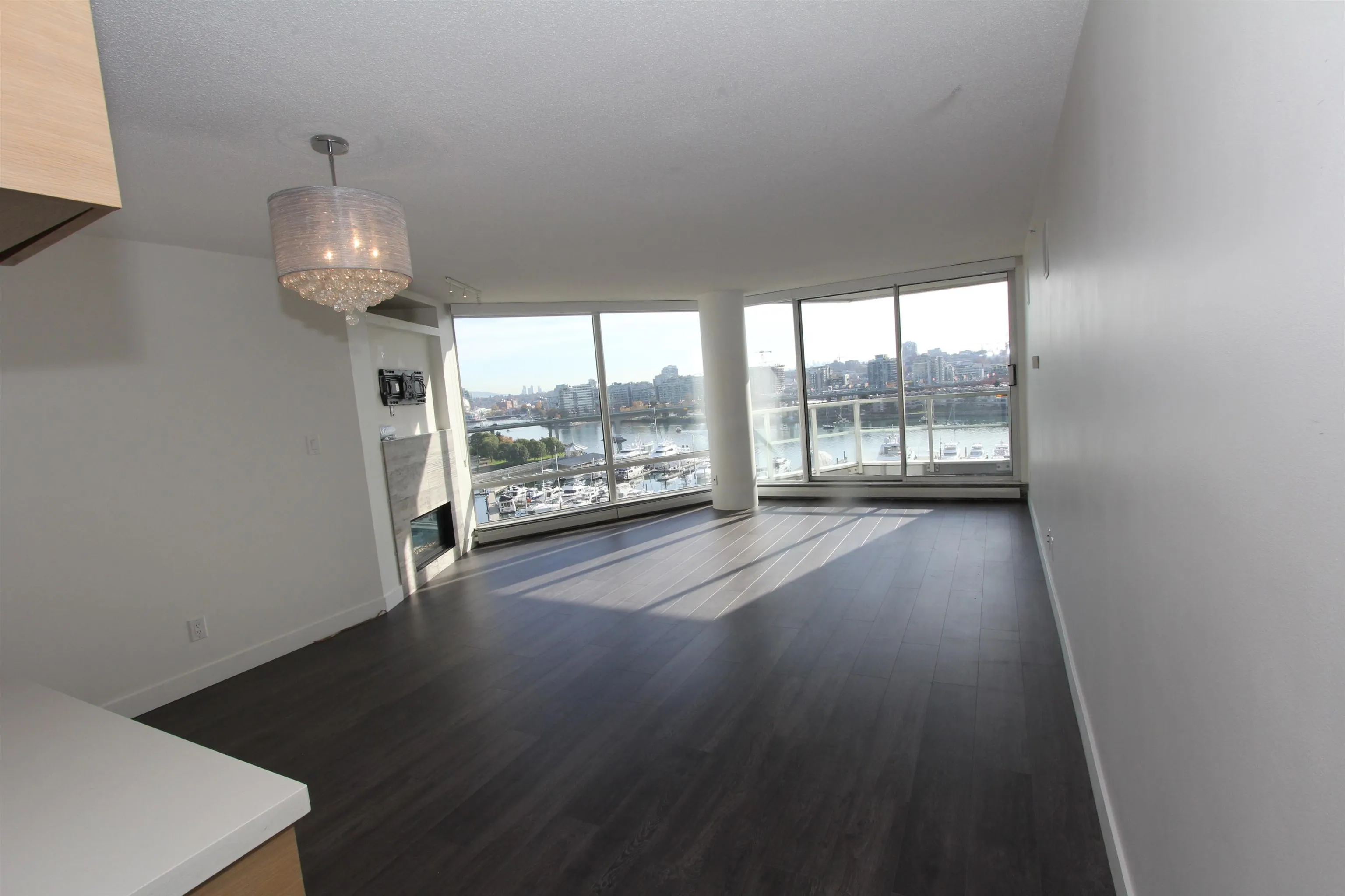 1105 1201 Marinaside Crescent
