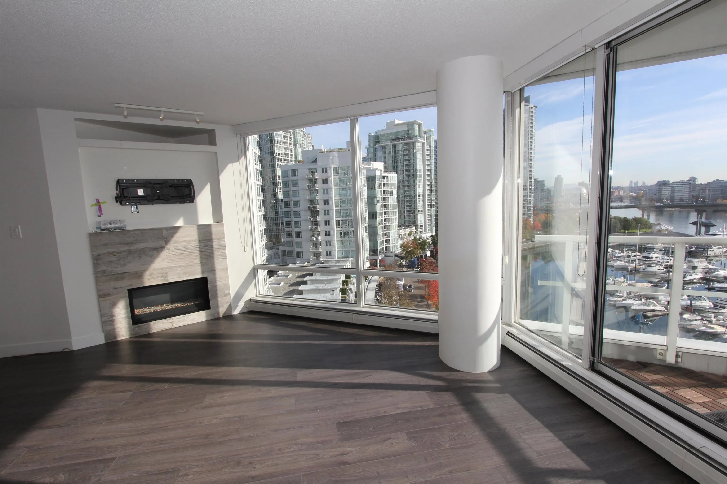 1105 1201 Marinaside Crescent
