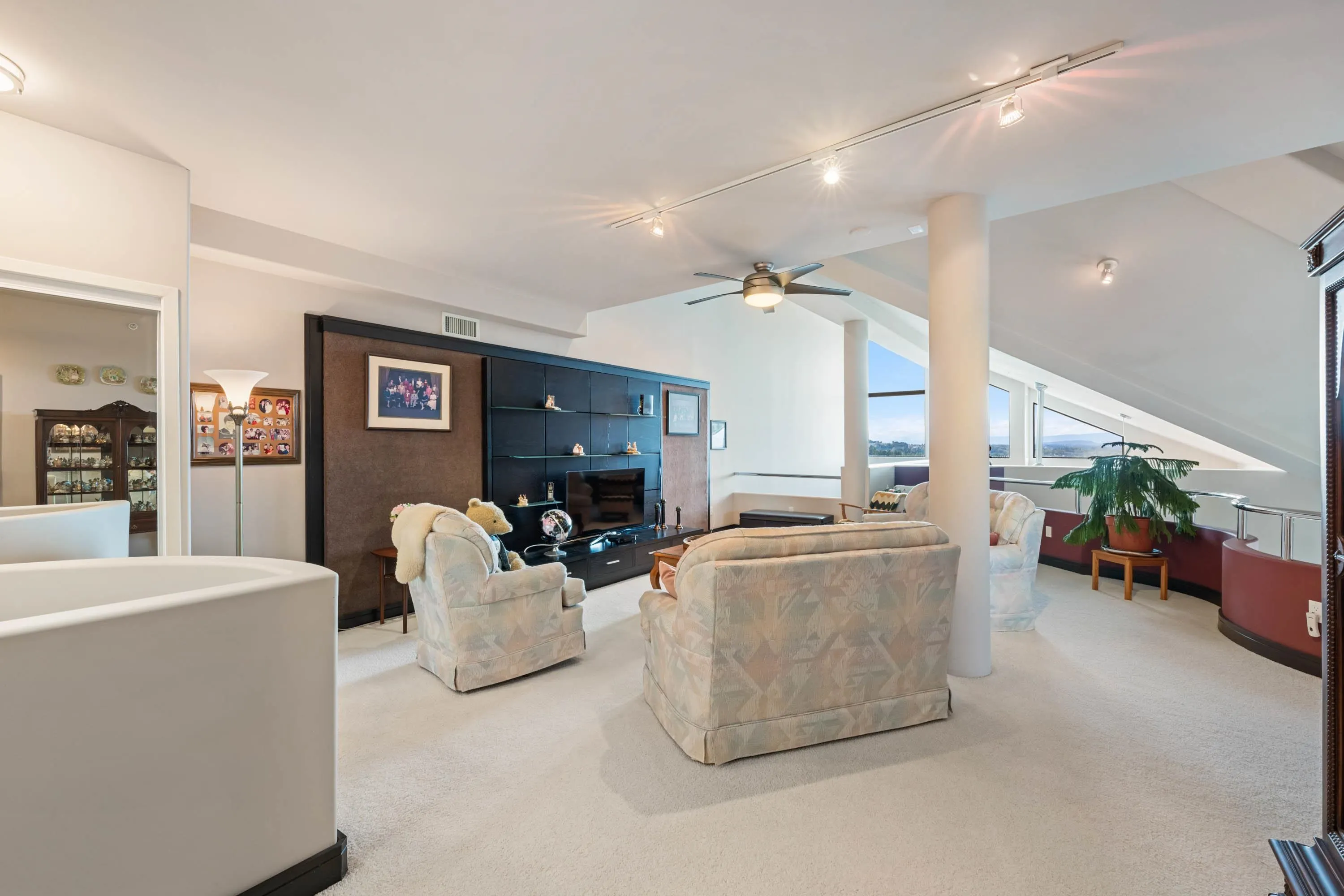 1704 33065 Mill Lake Road