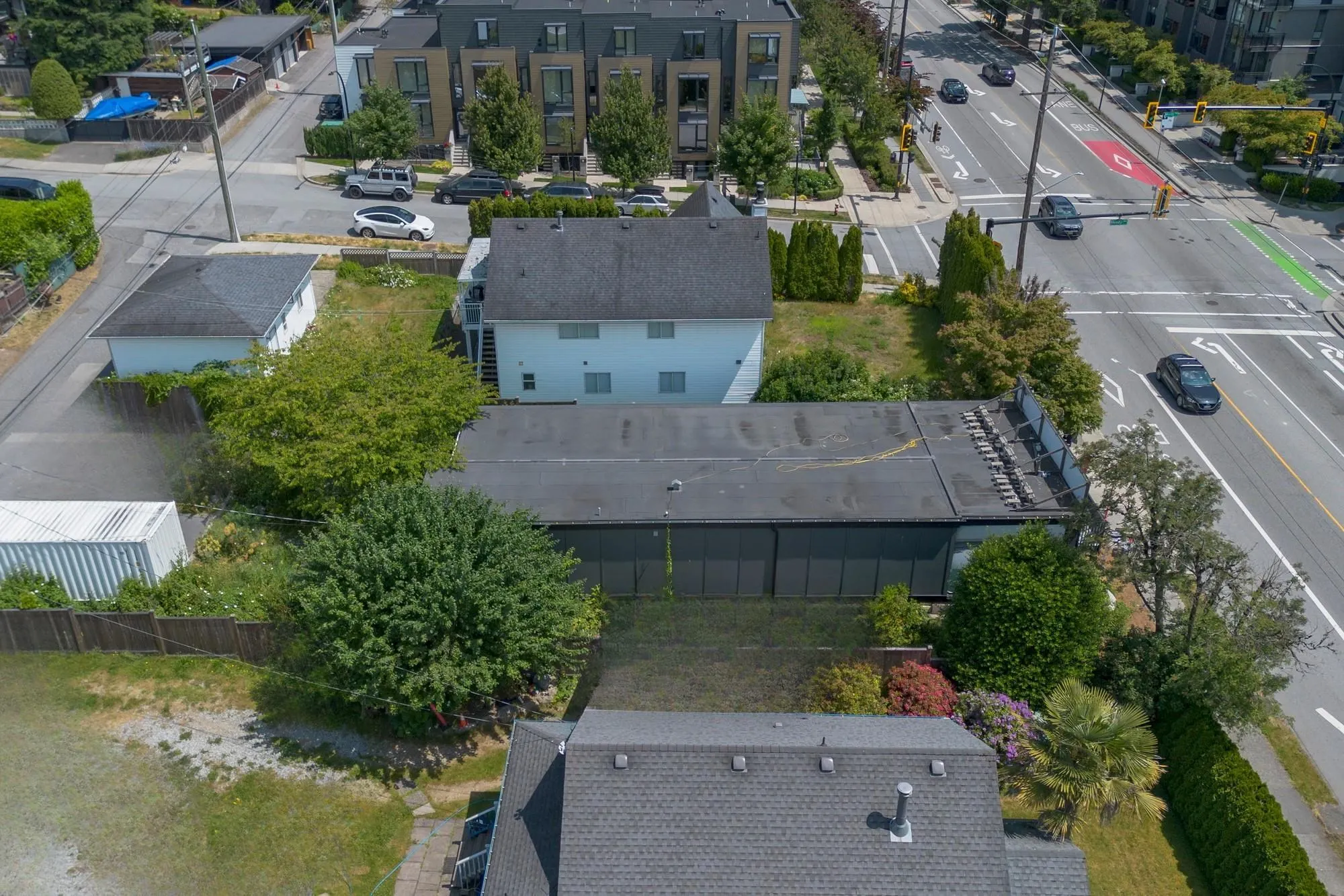 658 E 3rd Street