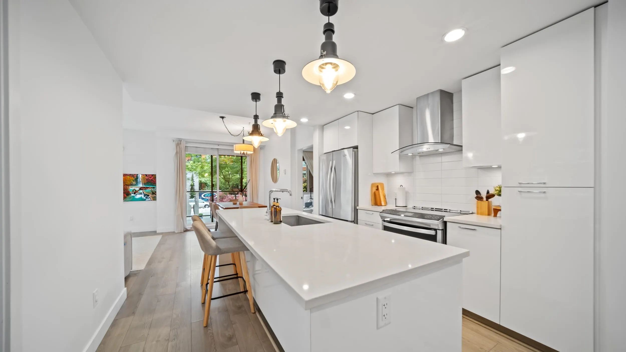 204 719 W 3rd Street