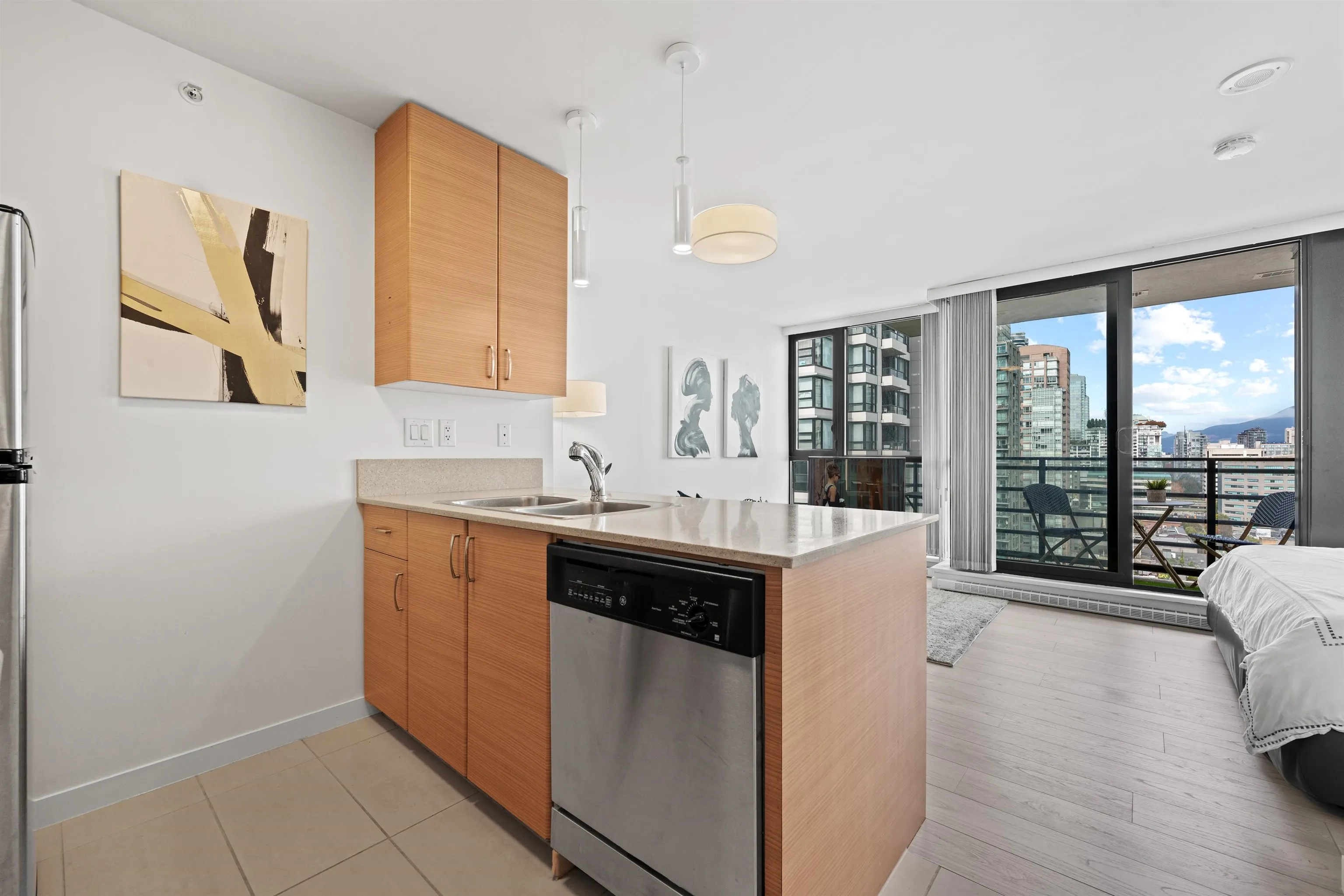 2408 909 Mainland Street