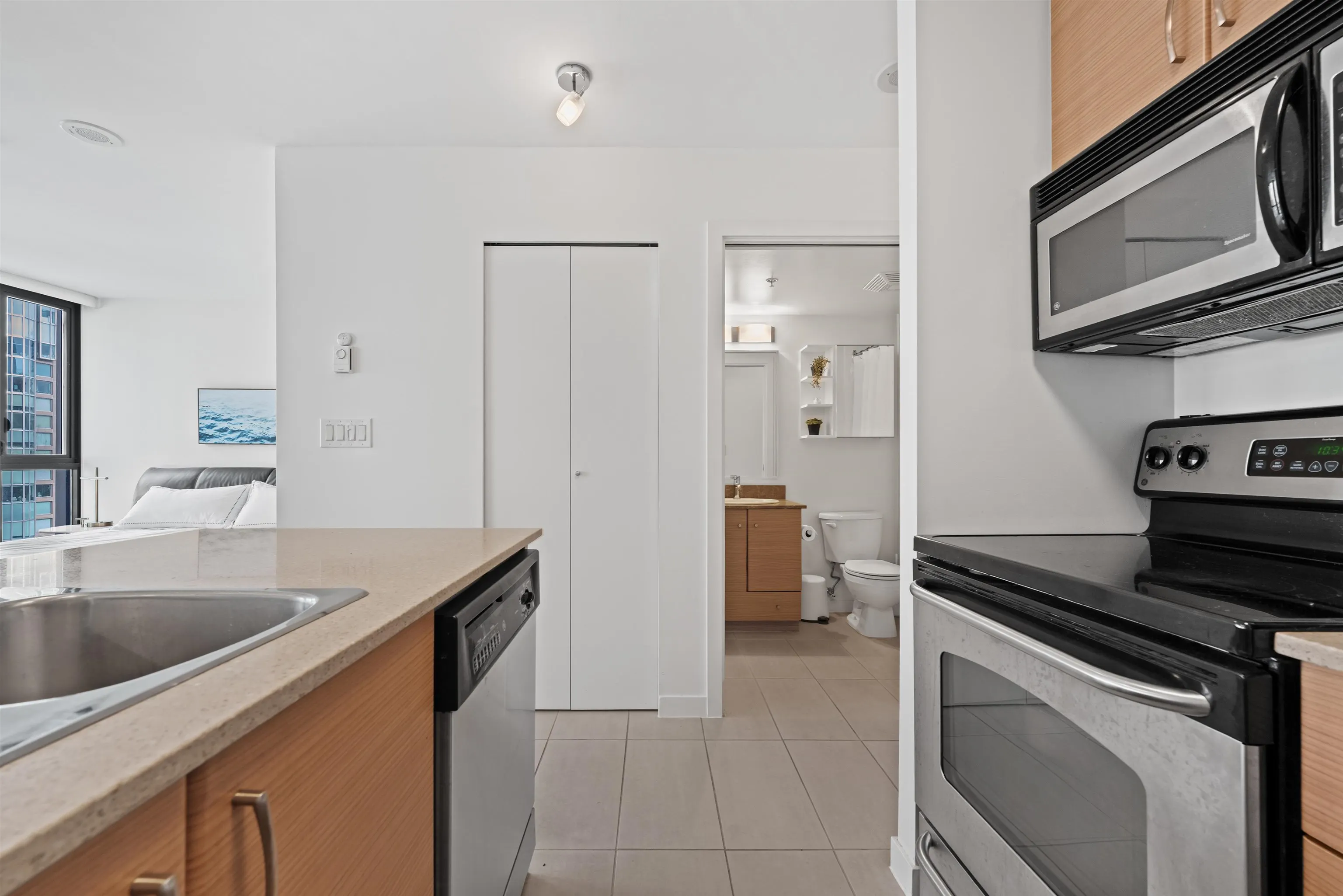 2408 909 Mainland Street