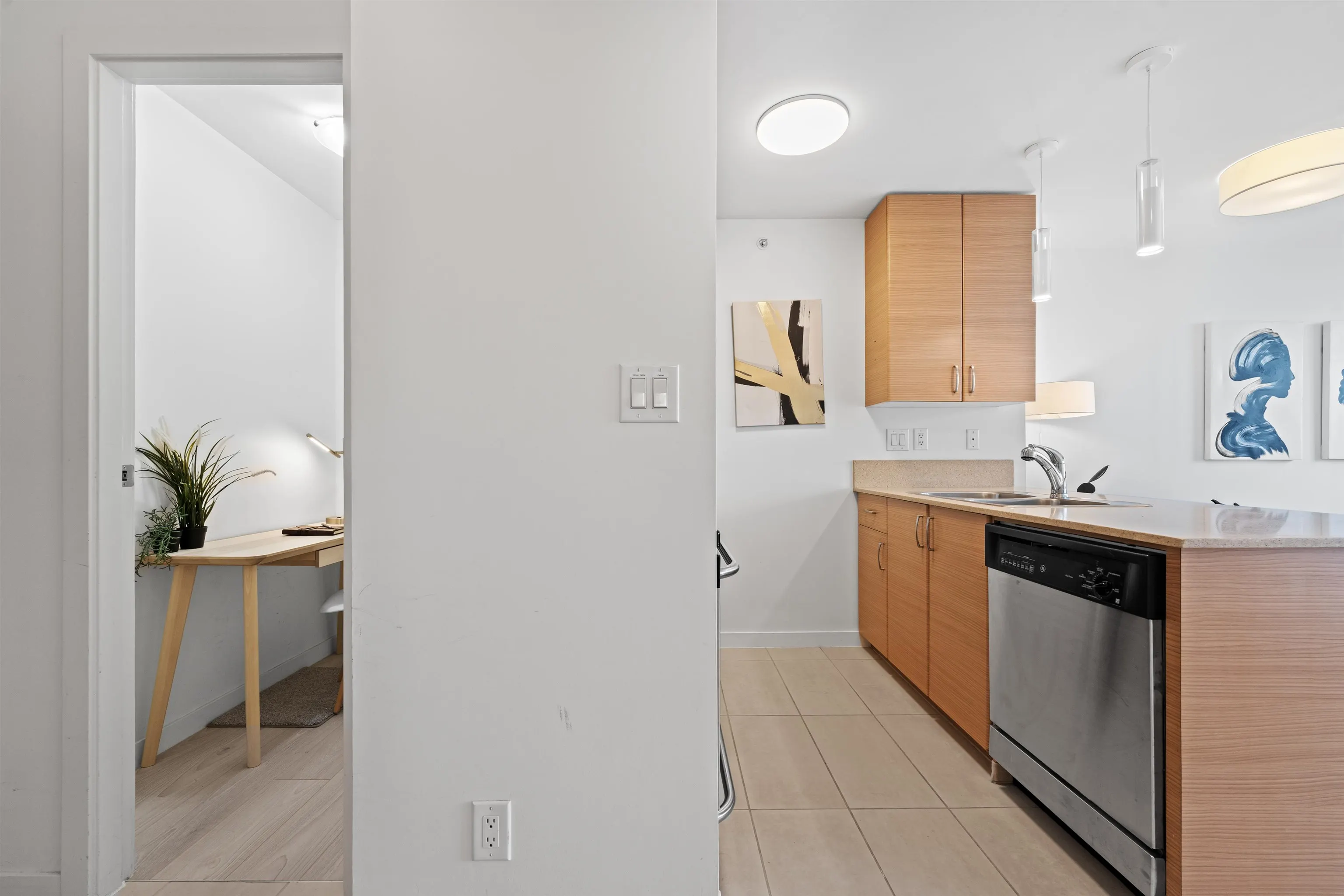 2408 909 Mainland Street