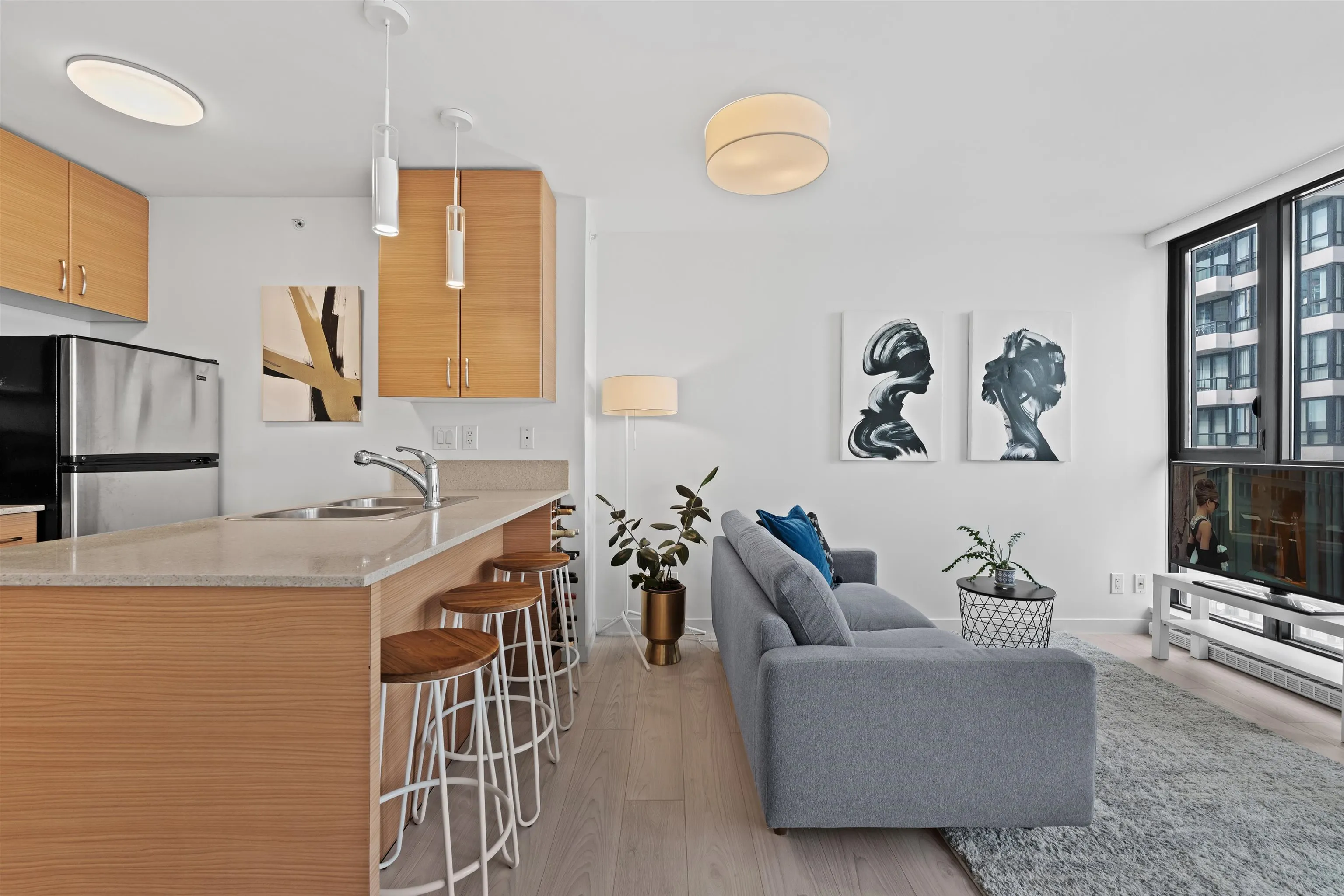 2408 909 Mainland Street