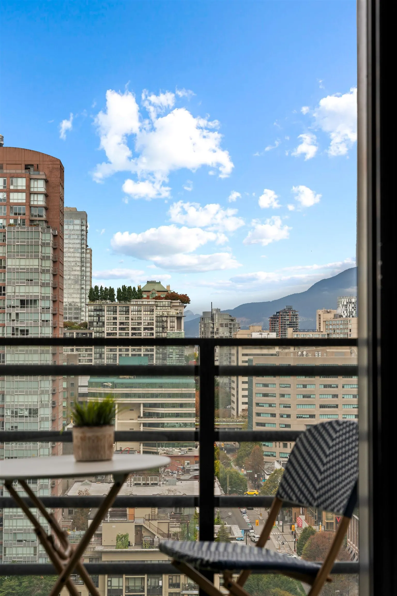 2408 909 Mainland Street