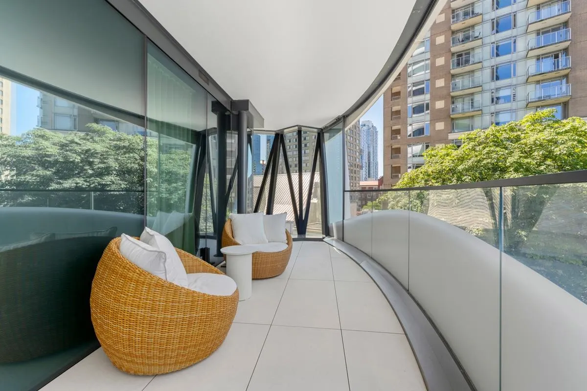 2406 1033 Nelson Street