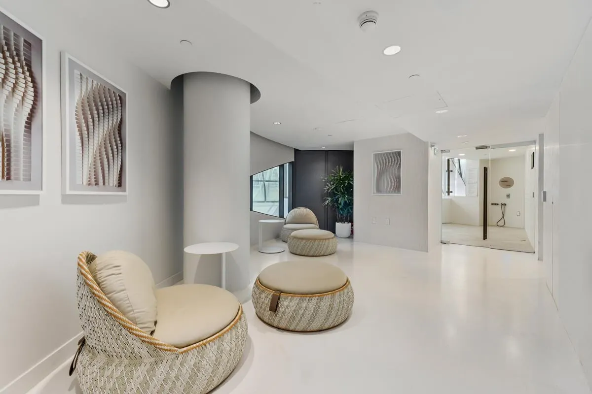 2406 1033 Nelson Street