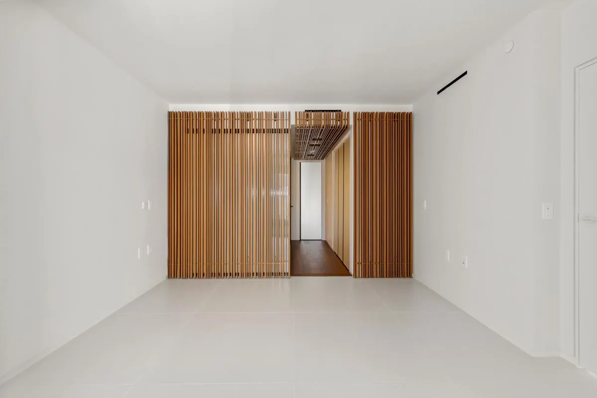 2406 1033 Nelson Street