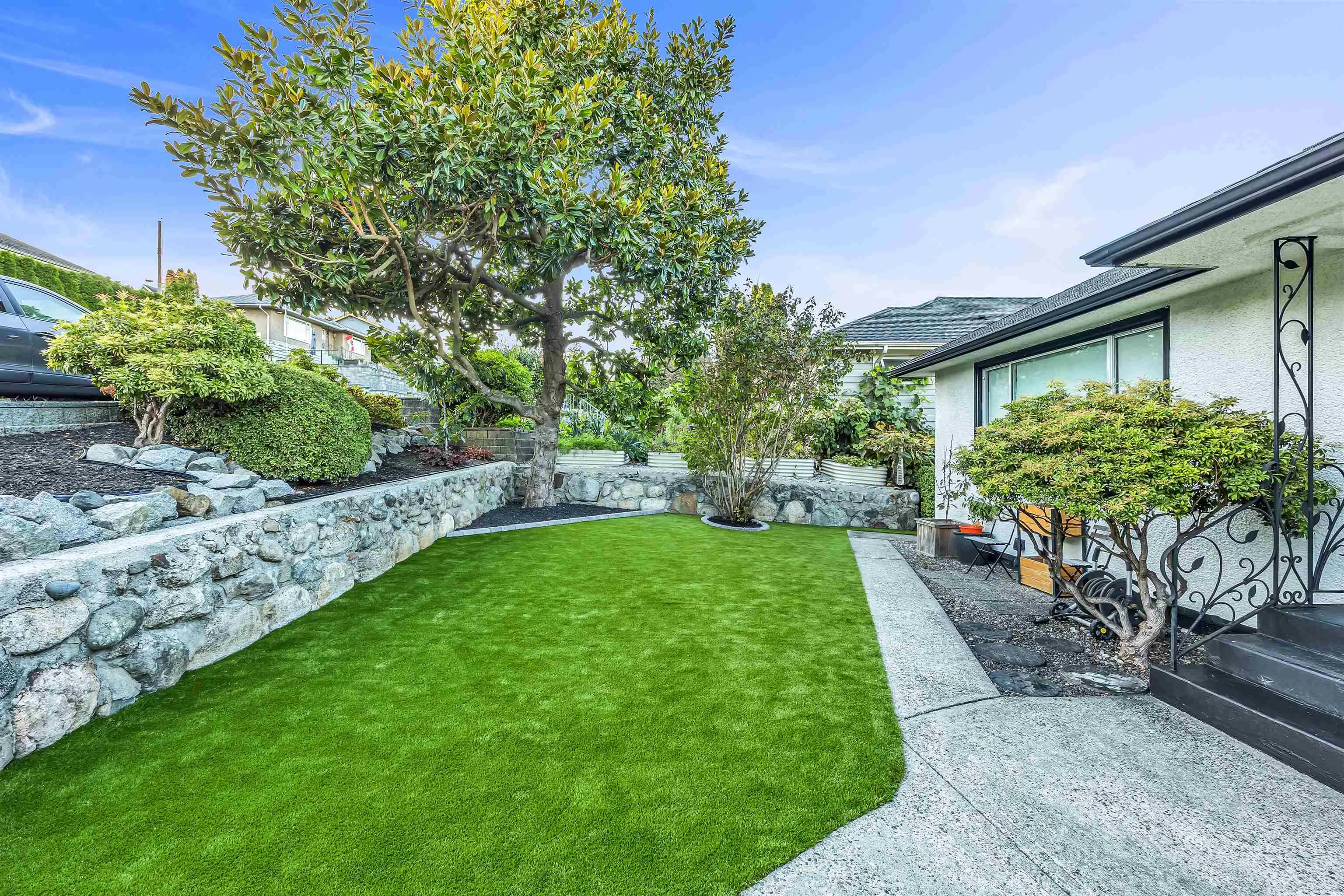 831 Surrey Street