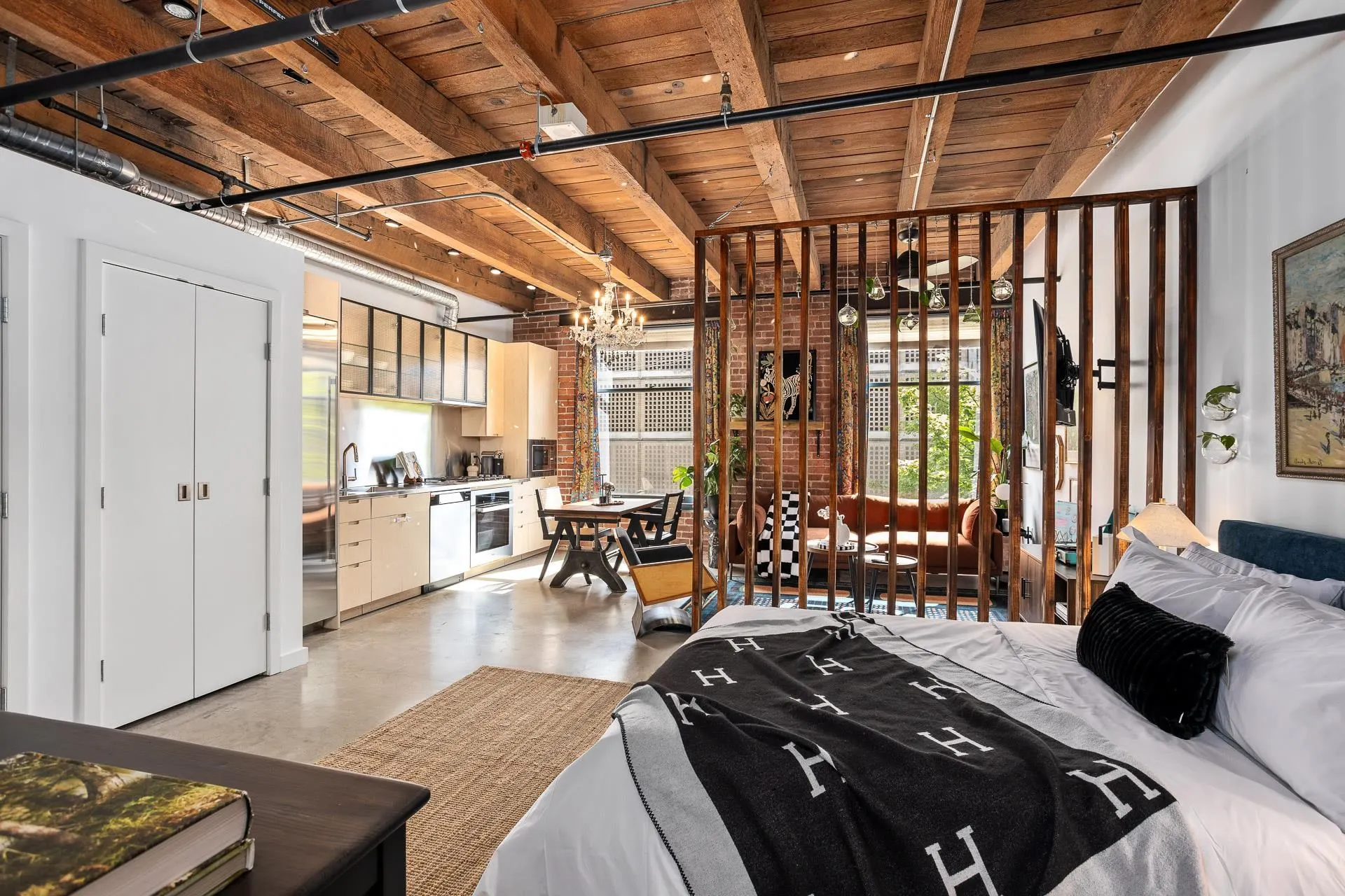 310 55 E Cordova Street
