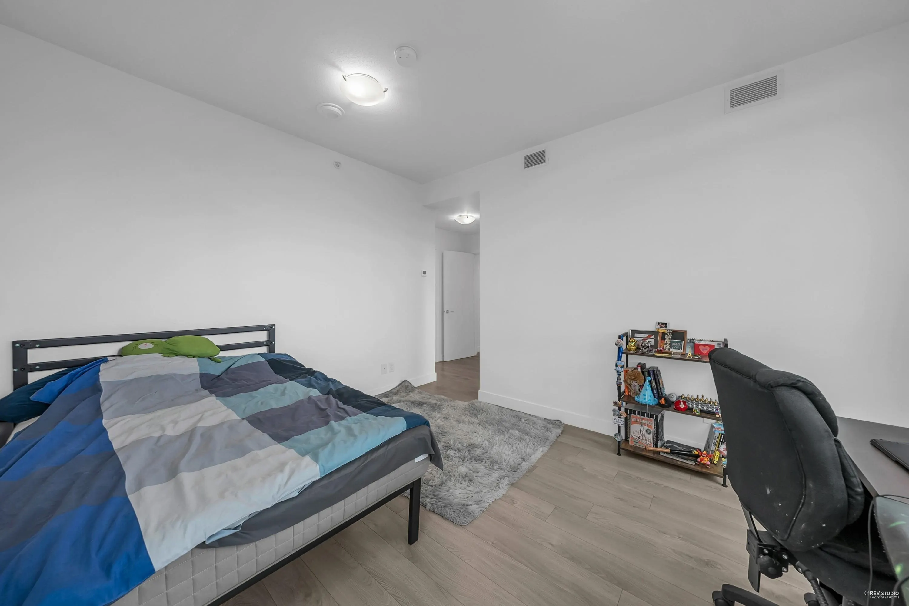 1702 518 Whiting Way