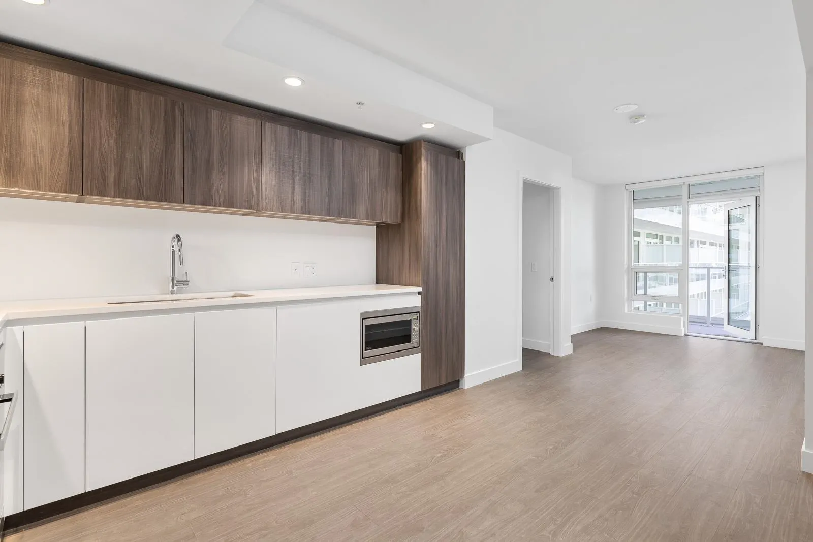 854 6328 W No.3 Road