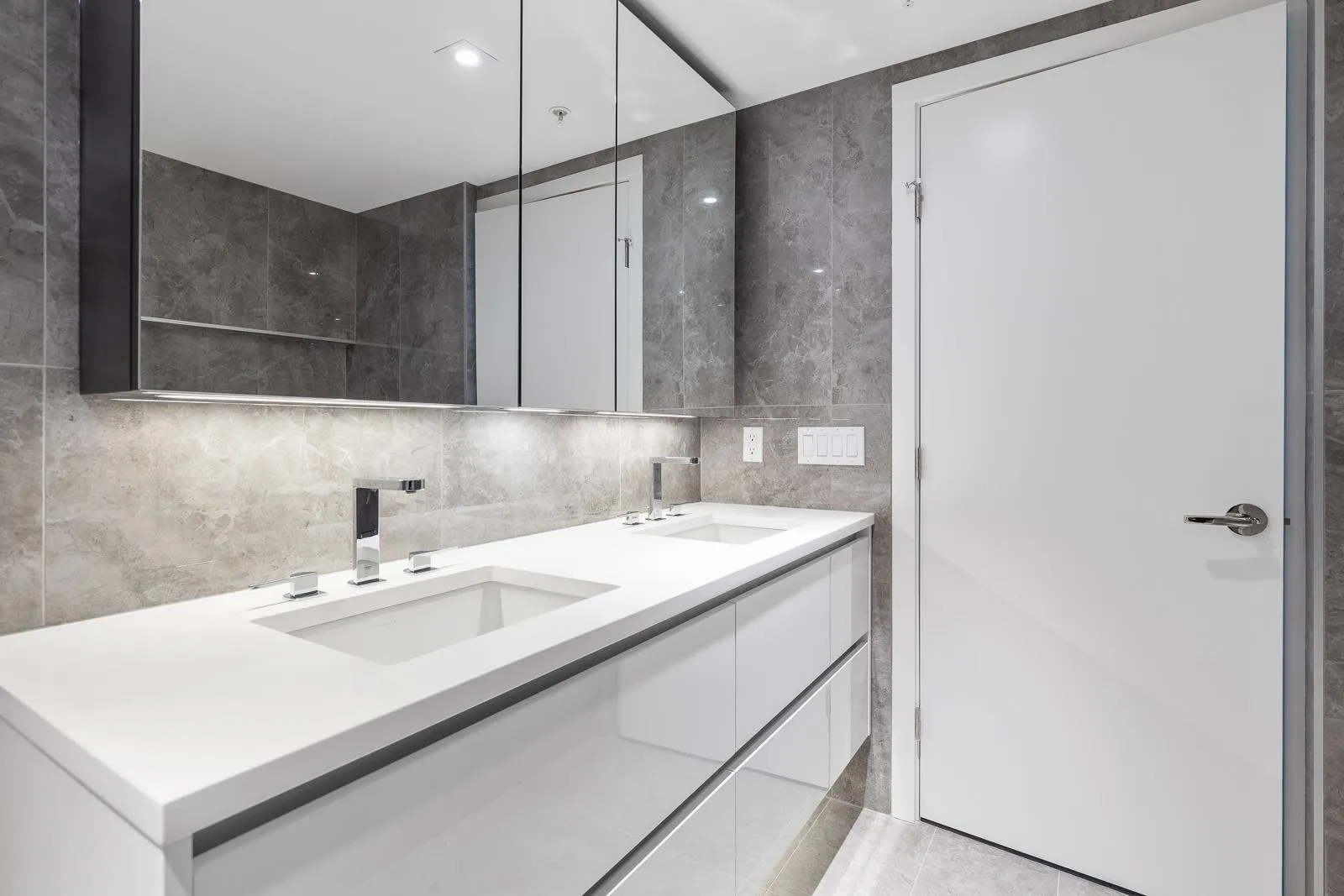 854 6328 W No.3 Road