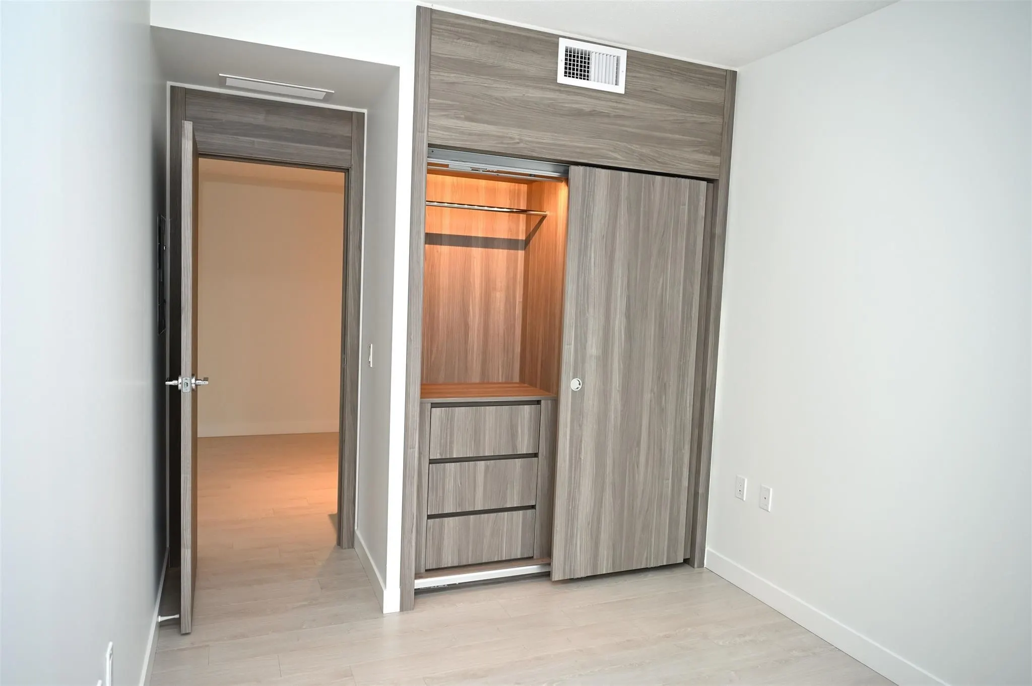 1411 4730 Lougheed Highway