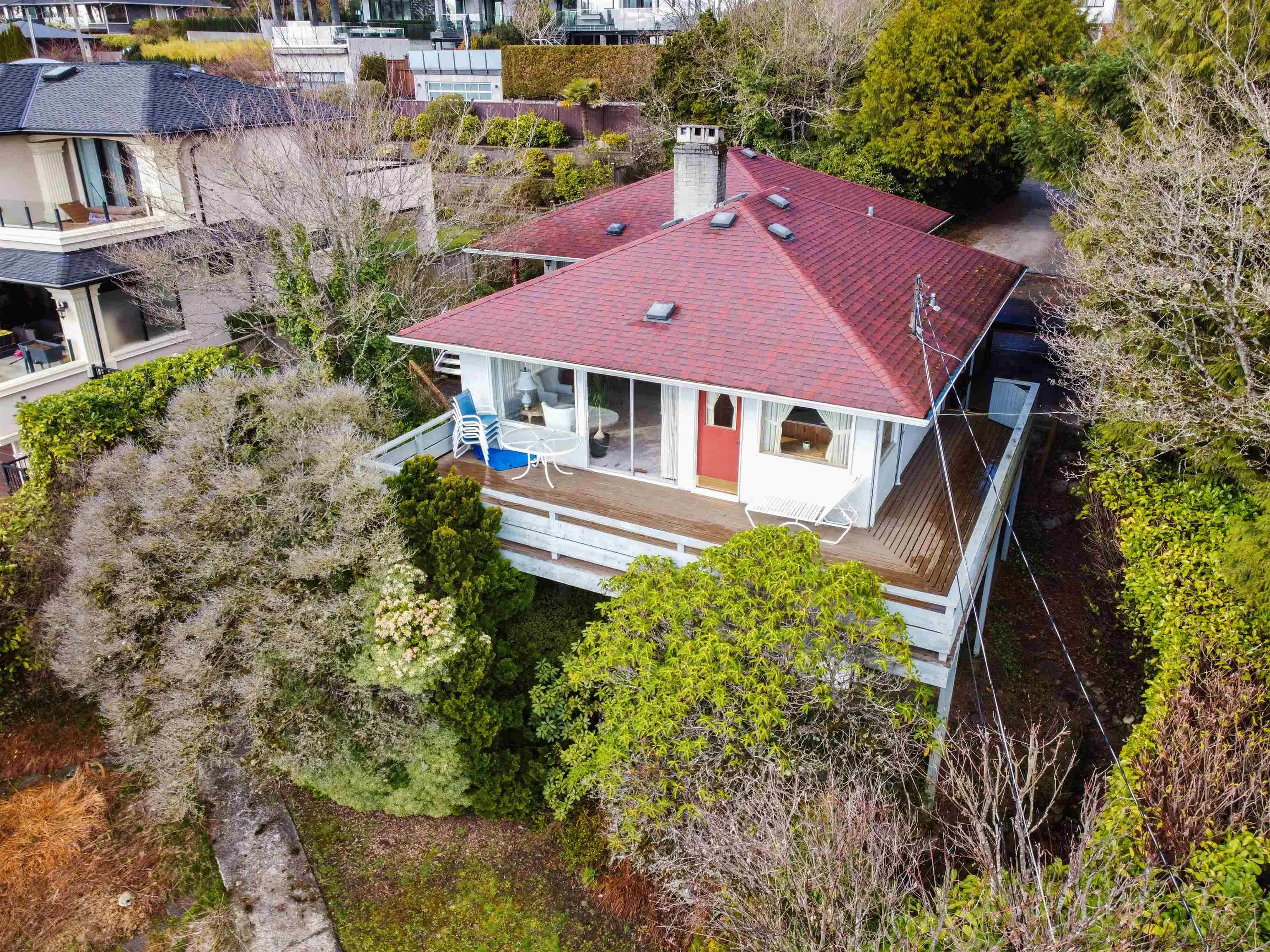 2575 Queens Avenue