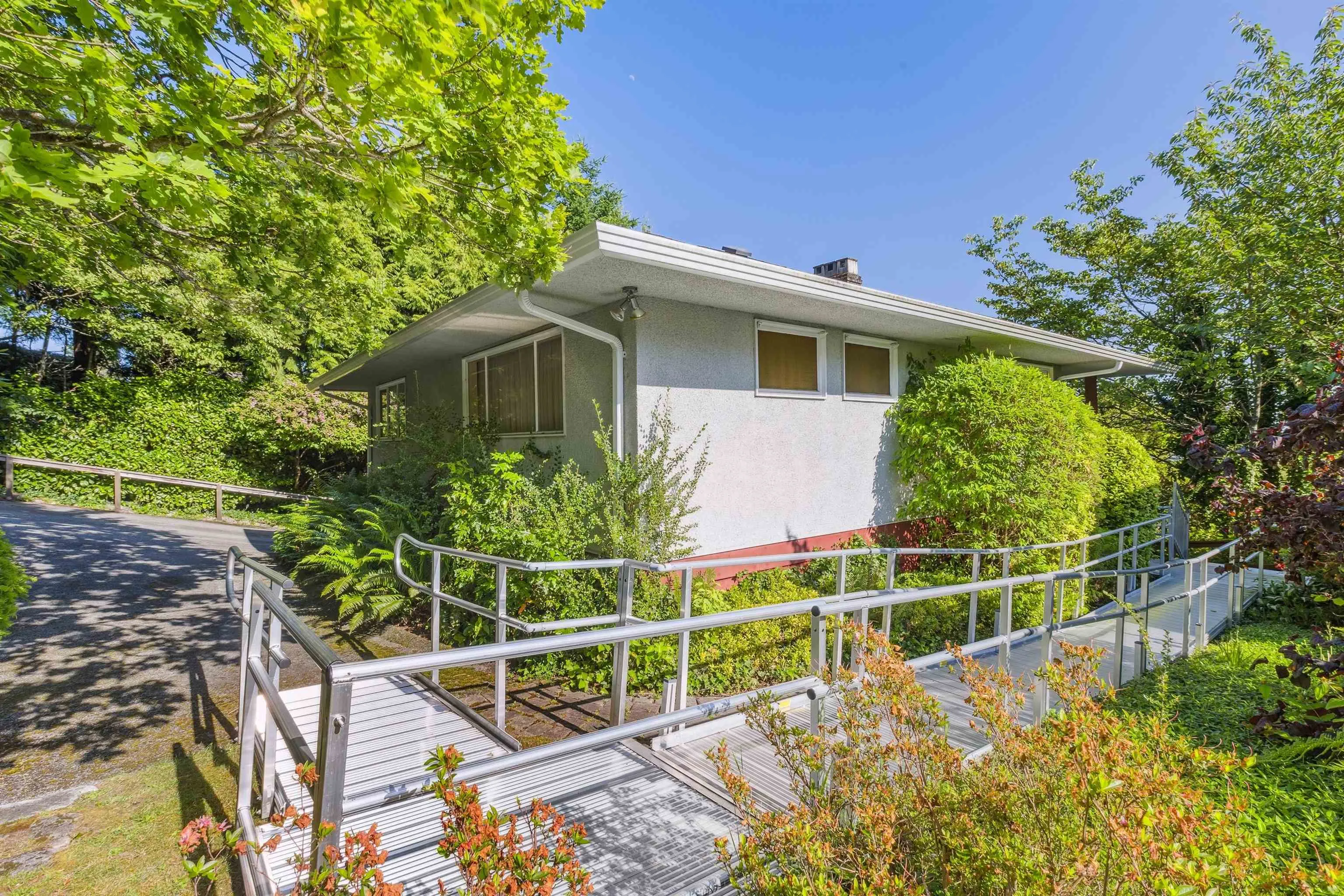 2575 Queens Avenue