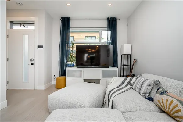 21 1211 Eighth Avenue