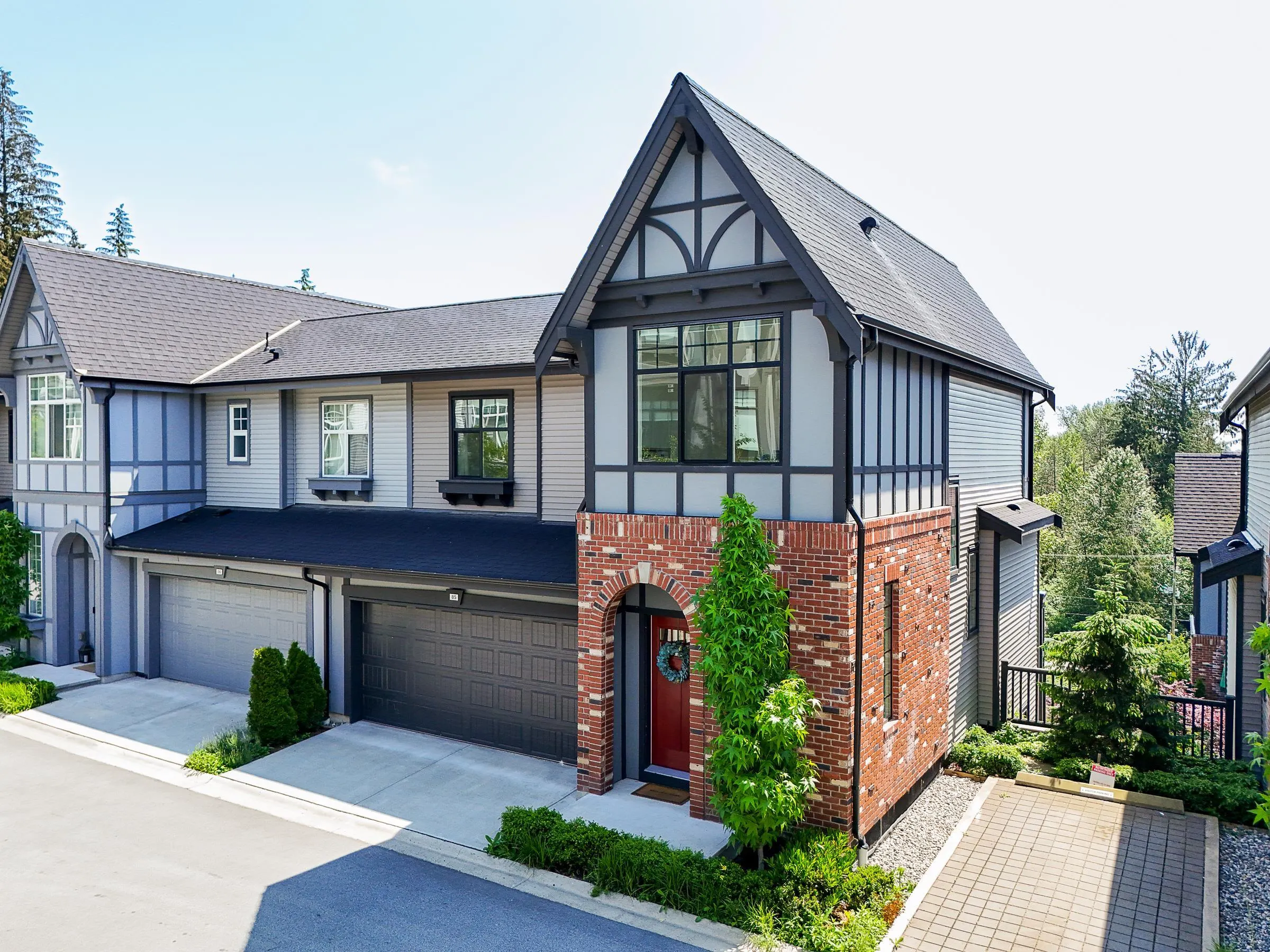 85 3552 Victoria Drive