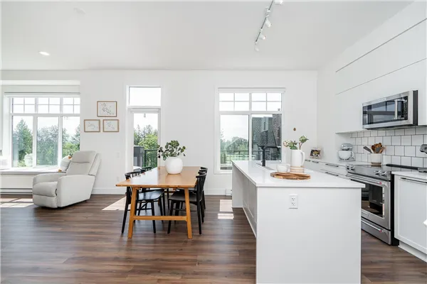 85 3552 Victoria Drive