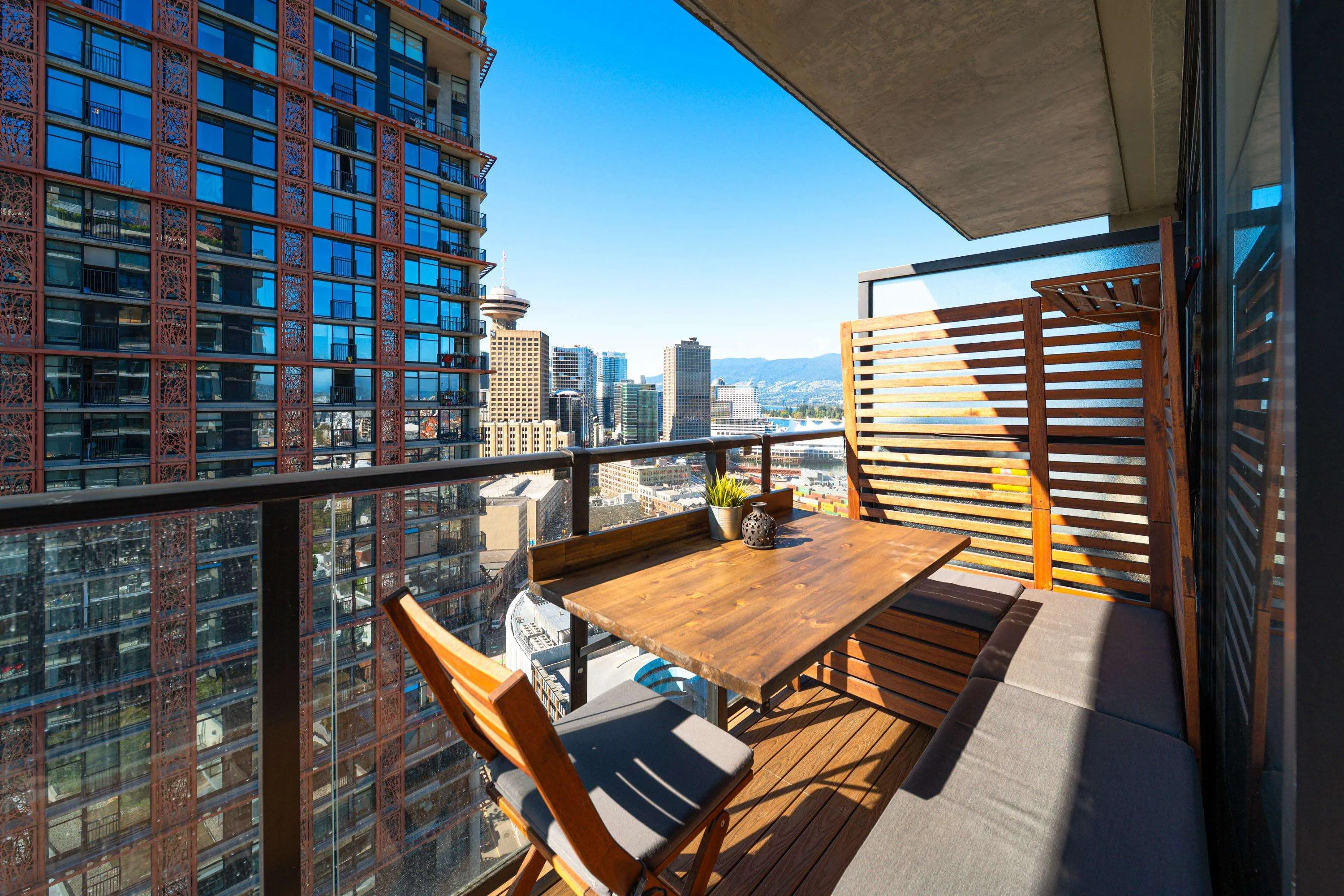 2508 108 W Cordova Street