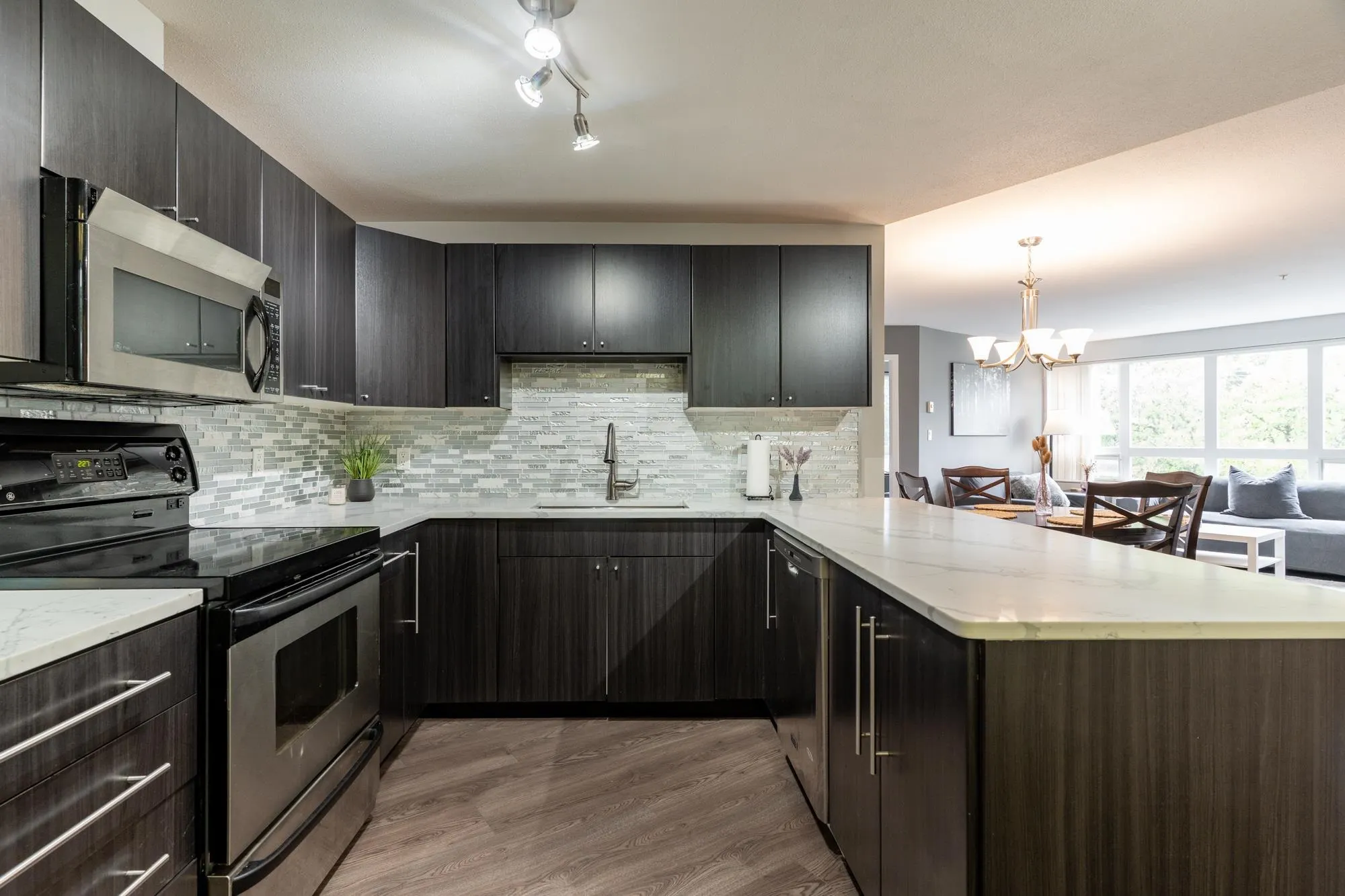 A306 2099 Lougheed Highway